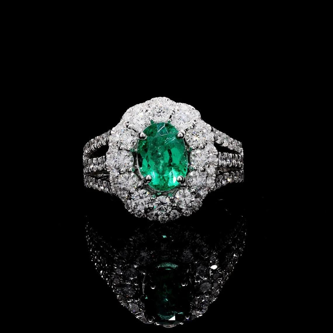 Meghna Jewels Oval Cut Colombian Emerald Diamond 18K Gold Ring In New Condition For Sale In Hoffman Estate, IL