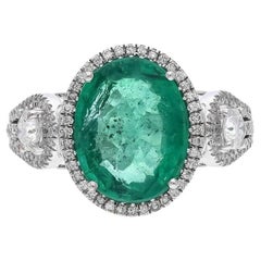 Meghna Jewels Esmeralda talla oval Diamante de tres piedras Anillo de oro blanco de 18 quilates
