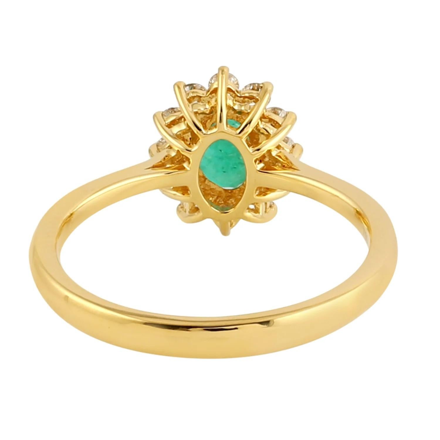 Este anillo ha sido meticulosamente elaborado en oro de 14 quilates.  Está engastada a mano con esmeralda de 0,53 quilates y diamantes brillantes de 0,27 quilates. 

El anillo es de la talla 7 y puede cambiarse a una talla mayor o menor si se