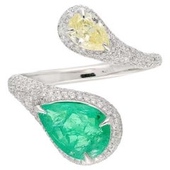 Meghna Jewels Bypass-Ring aus 18 Karat Weißgold mit Smaragd im Birnenschliff und Diamanten