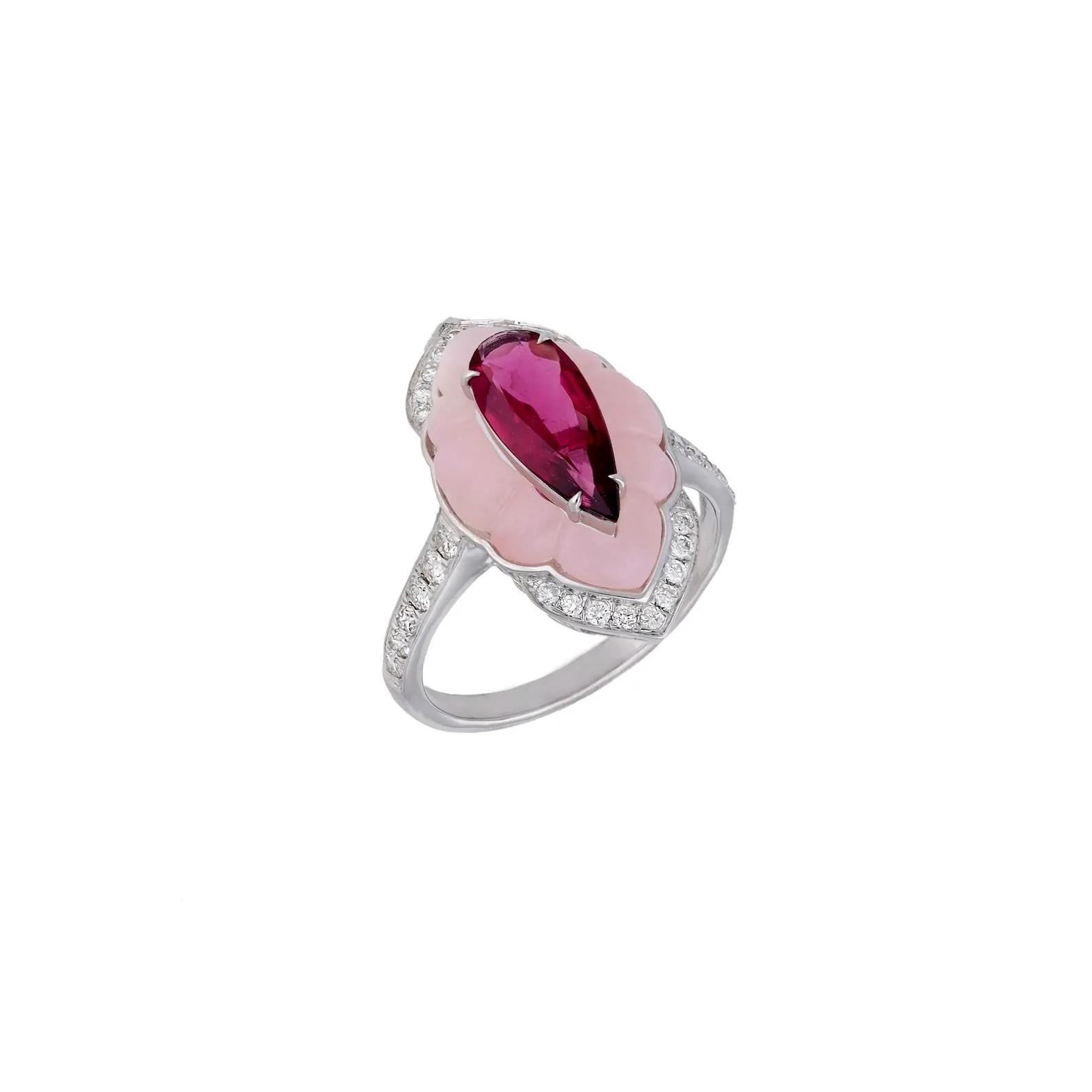 Questo anello è stato meticolosamente realizzato in oro a 14 carati con rubellite, opale rosa e .39 carati di diamanti scintillanti.

L'anello è una misura 7 e può essere ridimensionato a una misura più grande o più piccola su richiesta. SEGUITE la