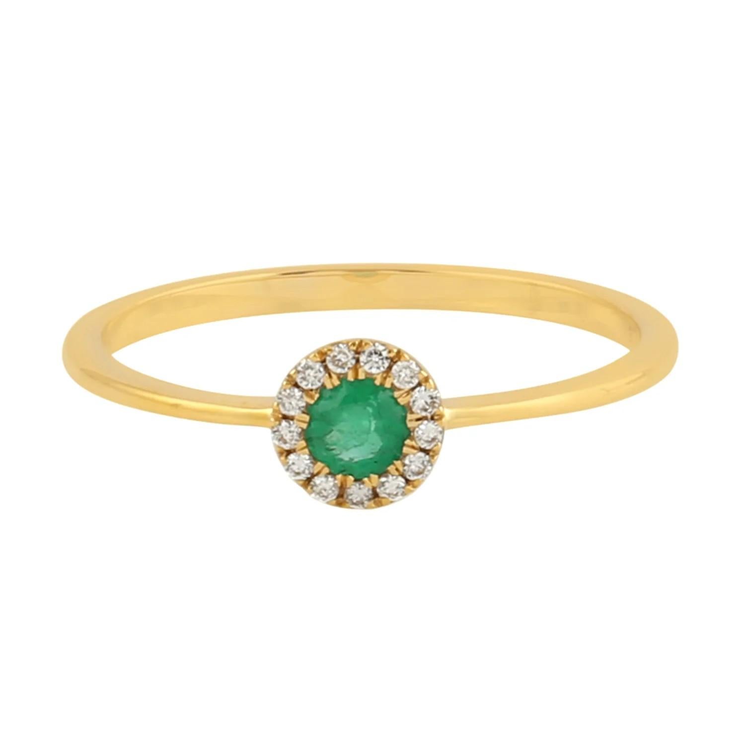 Taille ronde Meghna Jewels Bague halo d'émeraudes rondes et de diamants en or jaune 18 carats en vente