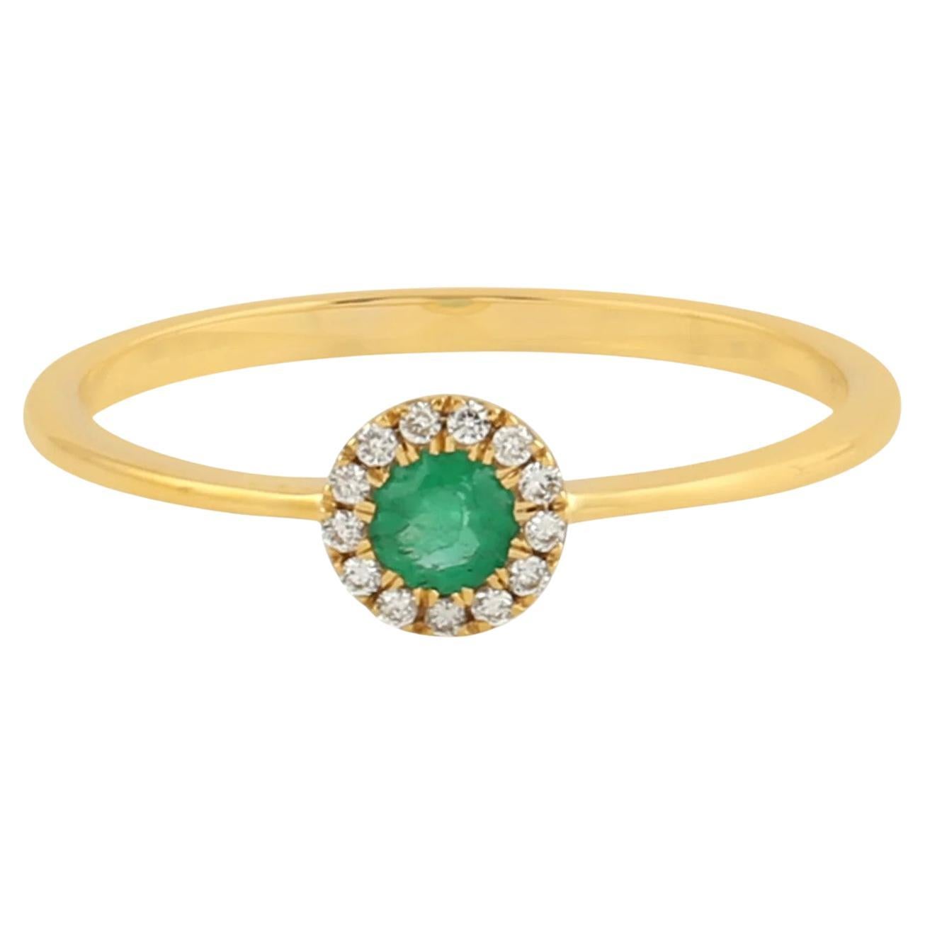 Meghna Jewels Round Emerald Diamond Halo Ring 18k Yellow Gold For Sale