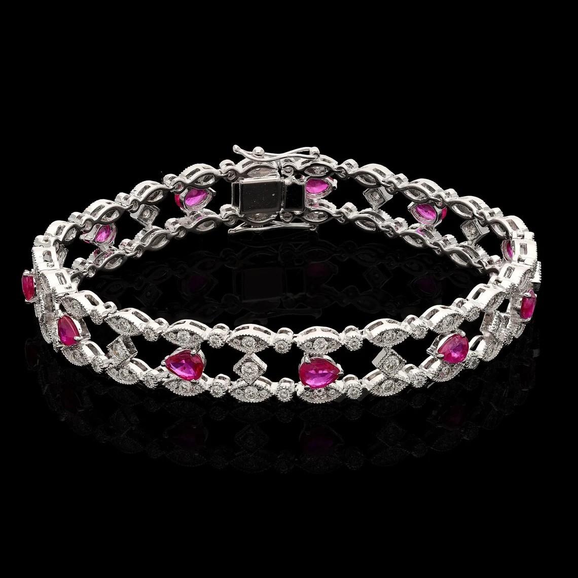 Un superbe bracelet fait à la main en or 18 carats. Il est serti de 2,99 carats de rubis et de 2,08 carats de diamants étincelants.

Suivez la vitrine de MEGHNA JEWELS pour découvrir la dernière collection et les pièces exclusives.  MEGHNA JEWELS