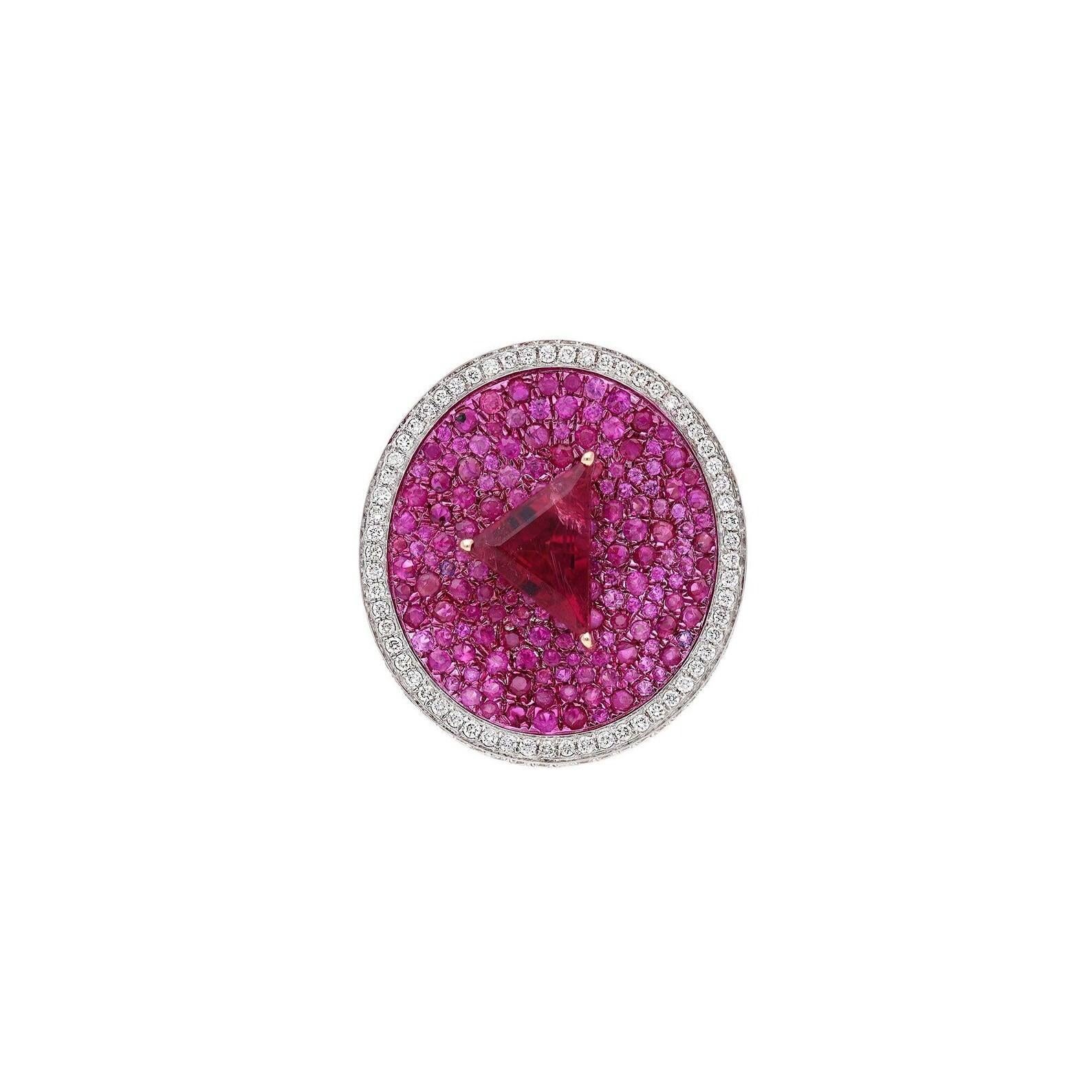Dieser exquisite Ring ist aus 18-karätigem Gold handgefertigt. Er ist mit 1,93 Karat Rubinen, 1,87 Karat rosa Saphiren und 0,67 Karat funkelnden Diamanten besetzt.

FOLLOW MEGHNA JEWELS Storefront, um die neueste Collection'S und exklusive Stücke zu