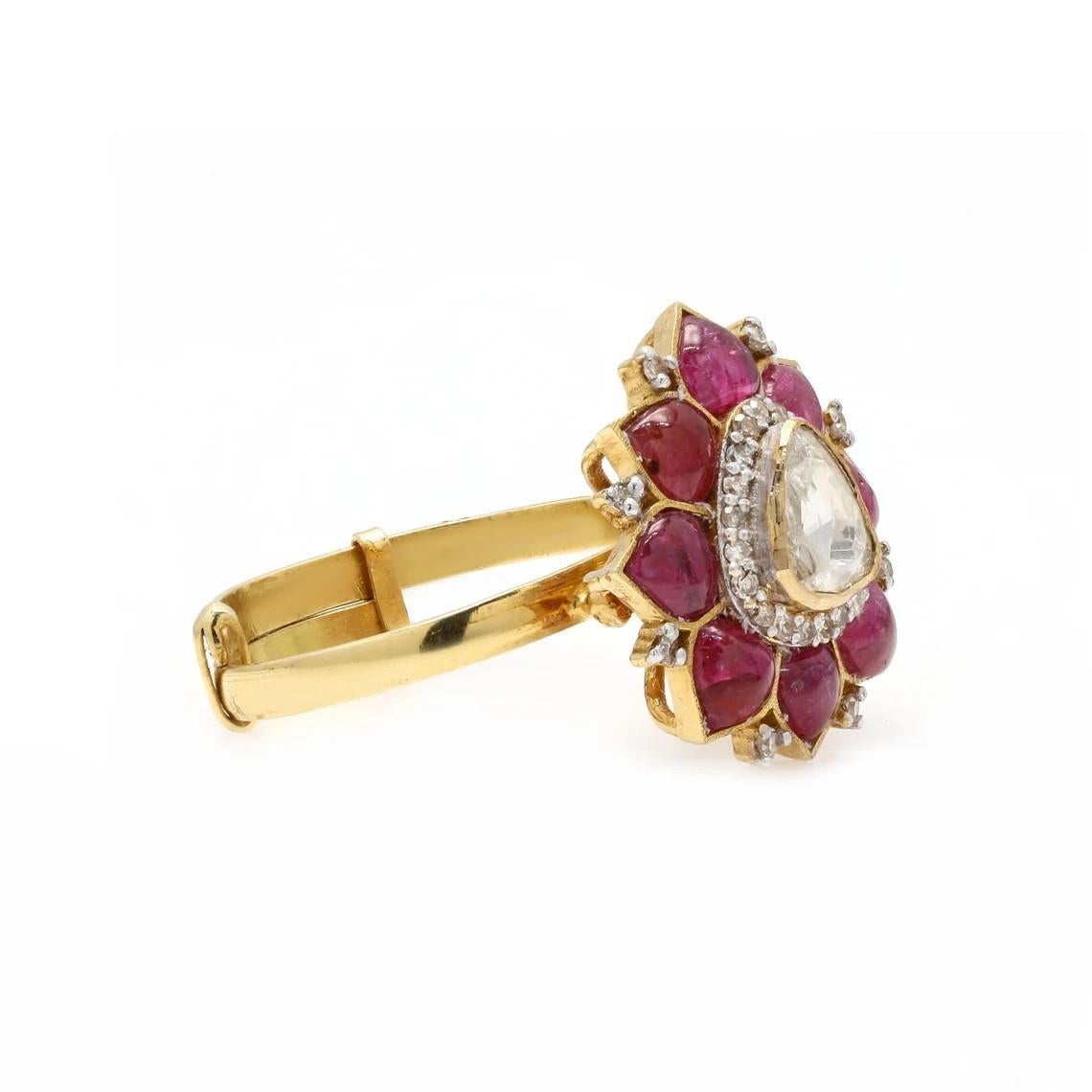 Artisan Meghna Jewels, bague lotus en or jaune 18 carats, rubis et diamants taille rose en vente