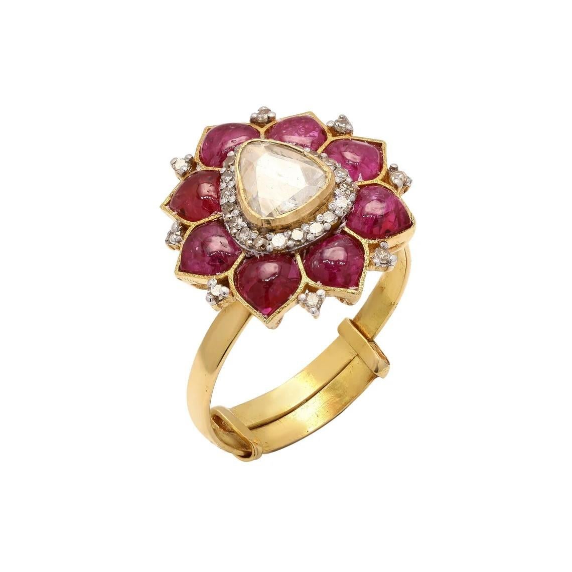 Taille mixte Meghna Jewels, bague lotus en or jaune 18 carats, rubis et diamants taille rose en vente