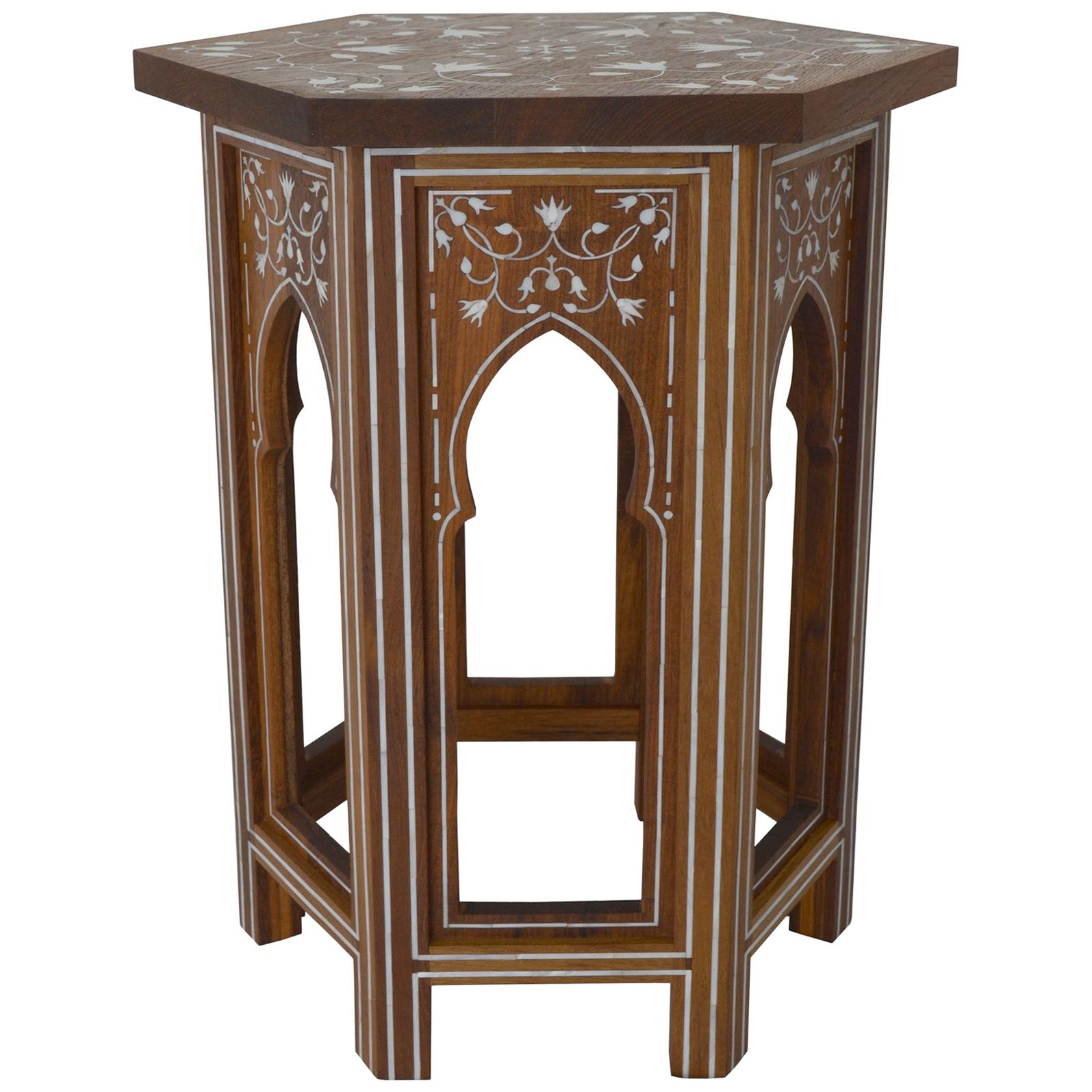 Table Mehrab avec incrustation MOP en bois fabriquée à la main en Inde par Stephanie Odegard