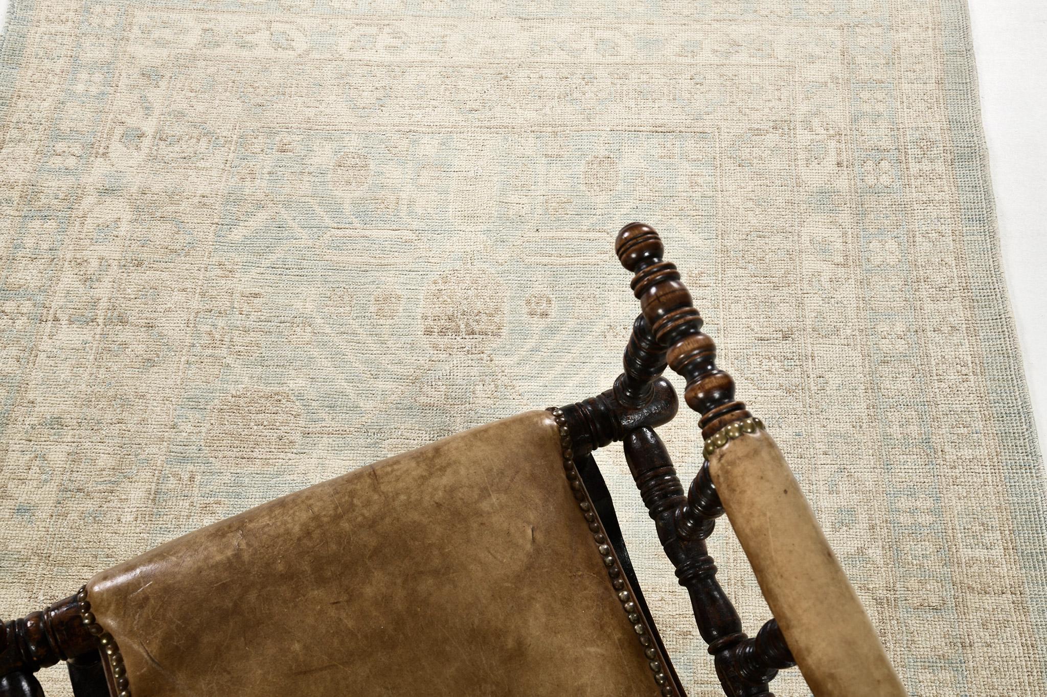 Una magnífica pieza del renacimiento de Khotan en la que destaca un motivo simétrico de granadas conectado por una red de elementos floridos encerrados por un gracioso borde botánico. Esta magnífica alfombra desprende una elegancia acogedora y