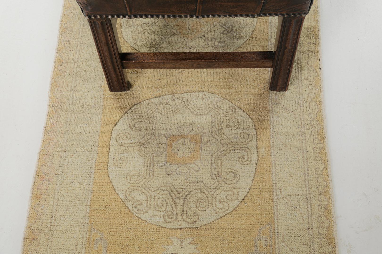 Dai bordi al campo, completa ogni singolo elemento per ottenere un tono neutro e sfumature gialle. Un'impressionante rivisitazione di un tappeto di design Khotan del XVIII secolo, ideale per una parete da soffitto a pavimento. Sono allineate tre
