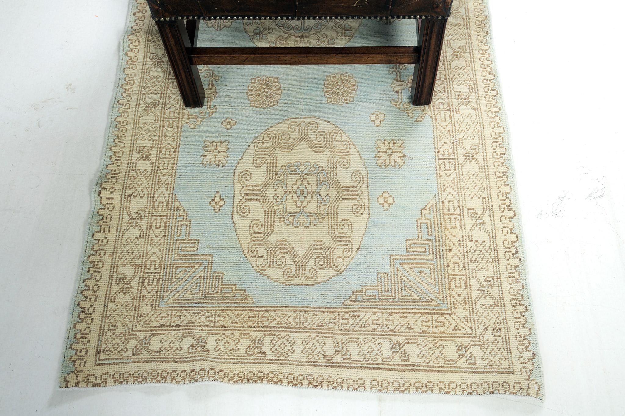 Mehraban - Tapis de couloir néo-baroque du 18ème siècle, design Khotan, D5387 en vente 1