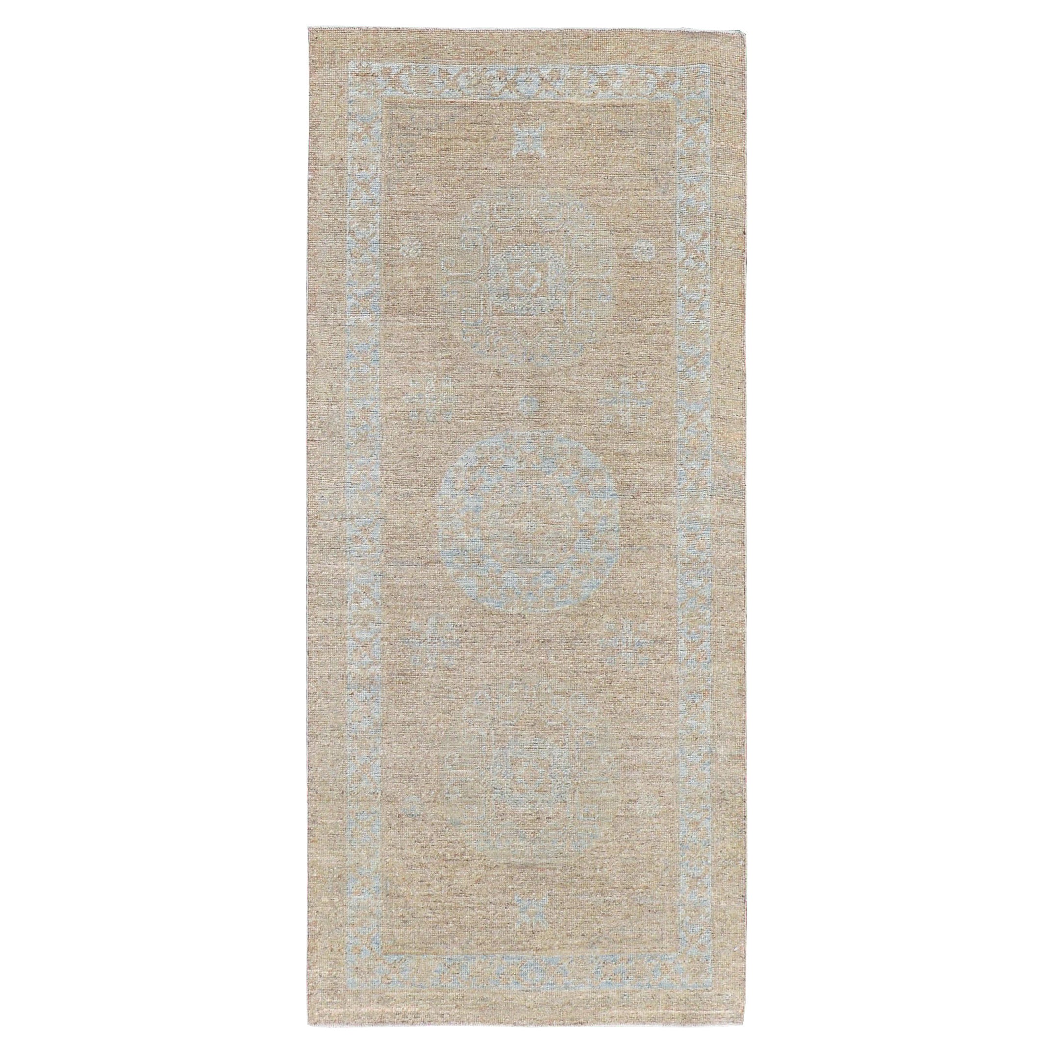 Mehraban - Tapis de couloir néo-baroque du 18ème siècle, design Khotan, D5387 en vente