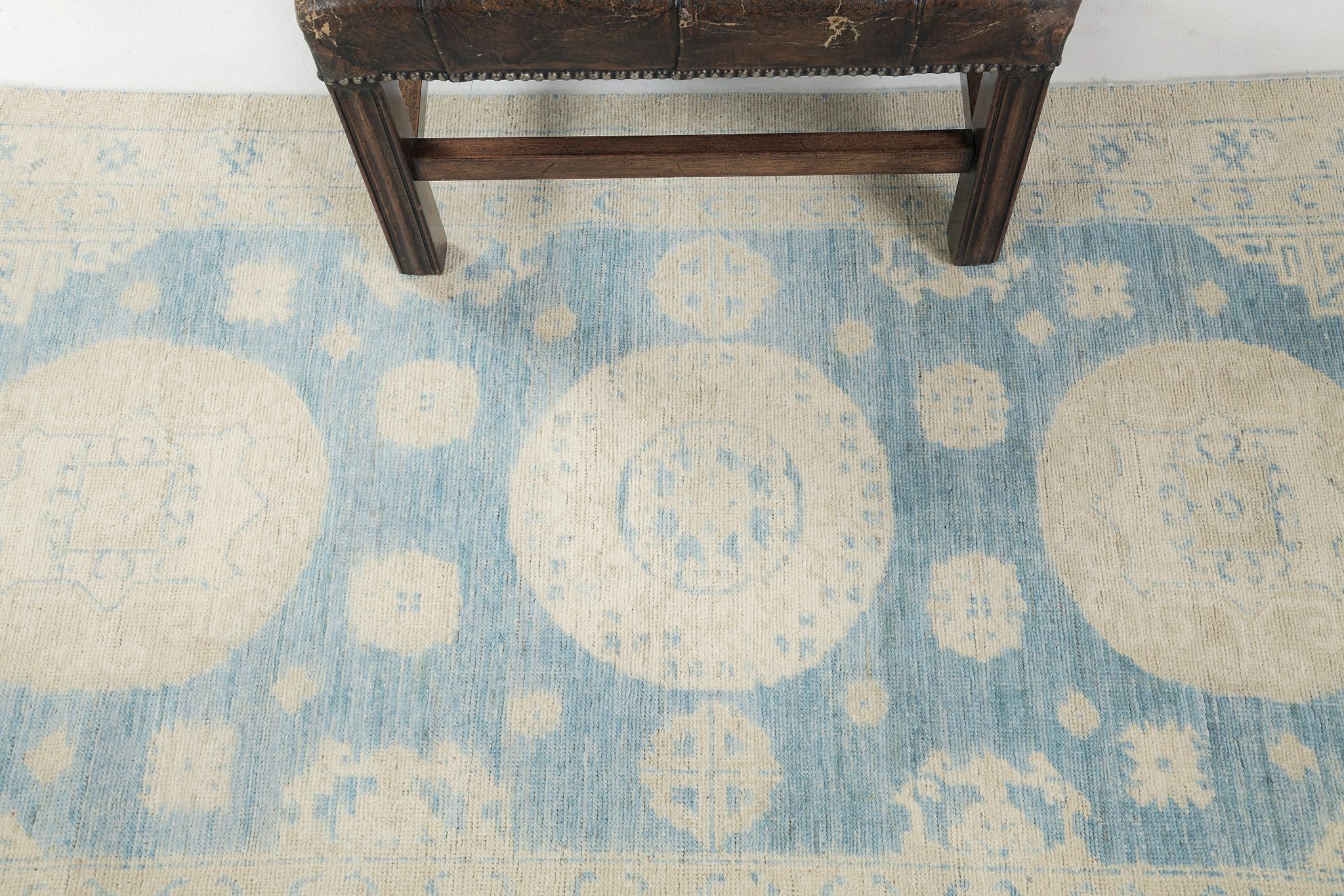 Ce superbe chef-d'œuvre de notre Collection S'est doté d'étonnants tons naturels qui complètent le bleu le plus froid des éléments et des volutes glamour. Il crée un équilibre entre tout ce qui va de la décoration moderne au design