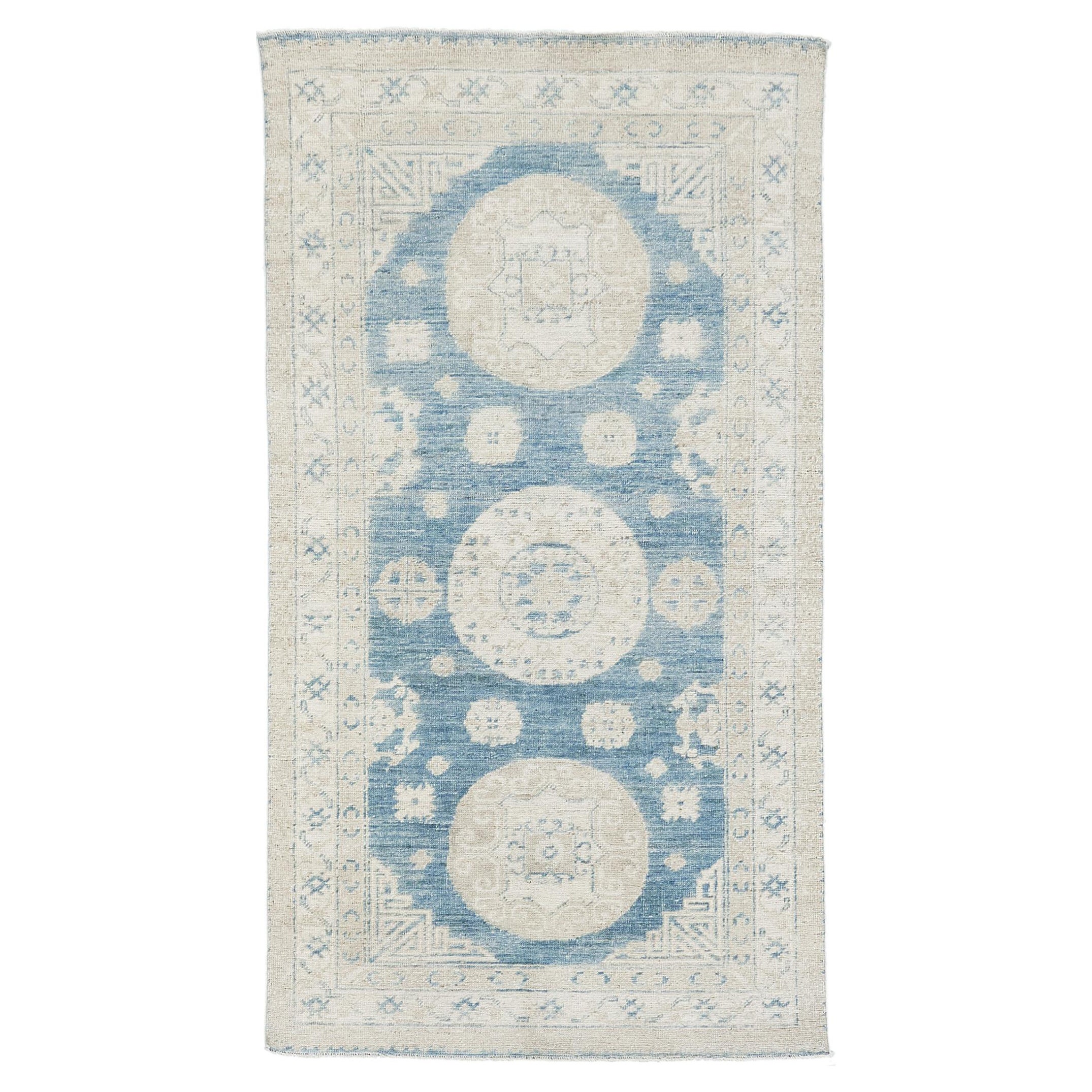 Mehraban, tapis de couloir Revival Khotan design du 18ème siècle D5387 Safira
