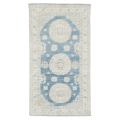 Mehraban, tapis de couloir Revival Khotan design du 18ème siècle D5387 Safira