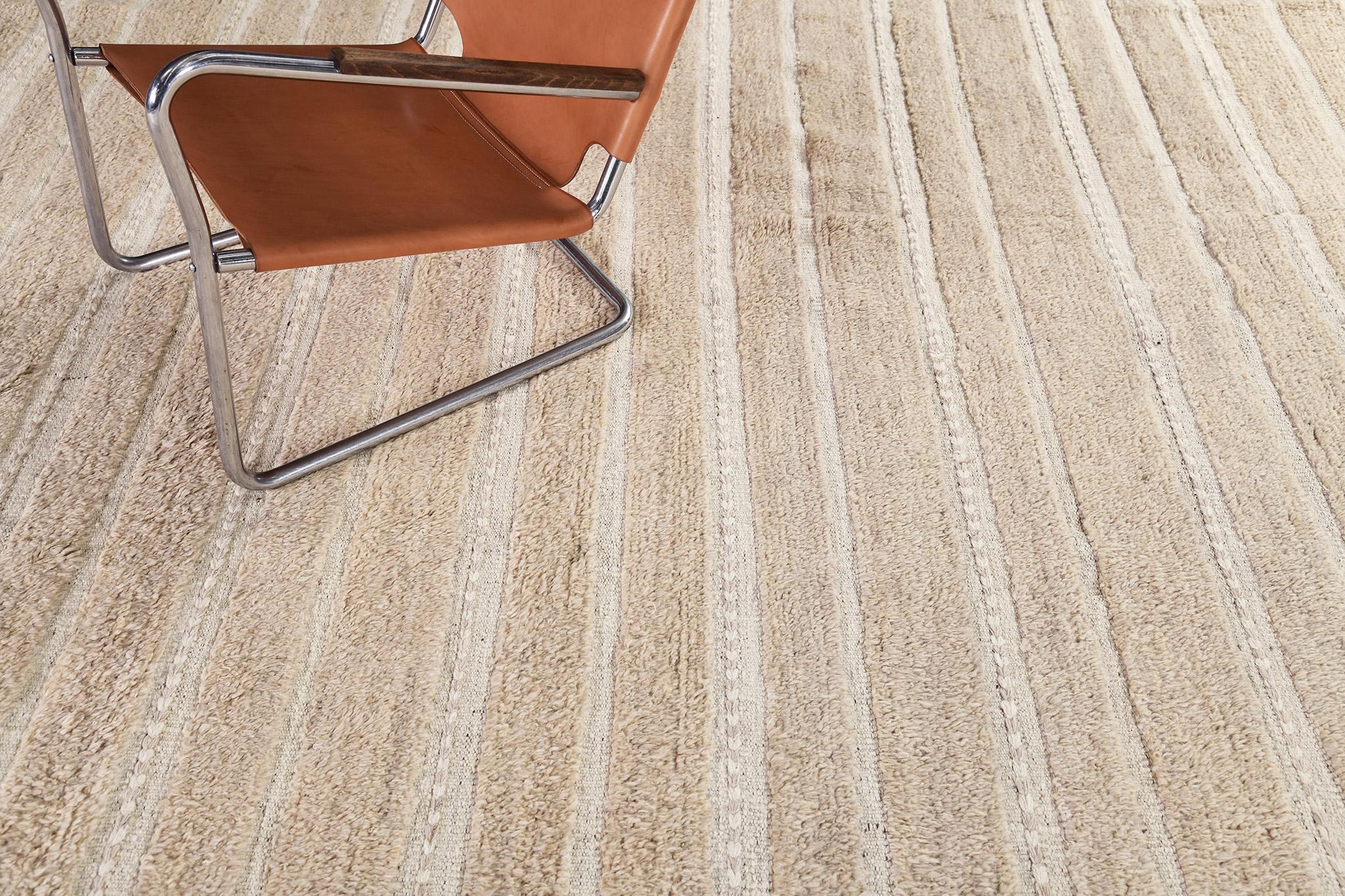 Abrolhos ist ein handgewebter, luxuriöser Wollteppich mit zeitlosen, geprägten Details. Zusätzlich zu seinem perfekten elfenbeinfarbenen Flachgewebe hat Albrohos einen schönen Shag, der eine glänzende Textur und ein modernes Gefühl in den Raum