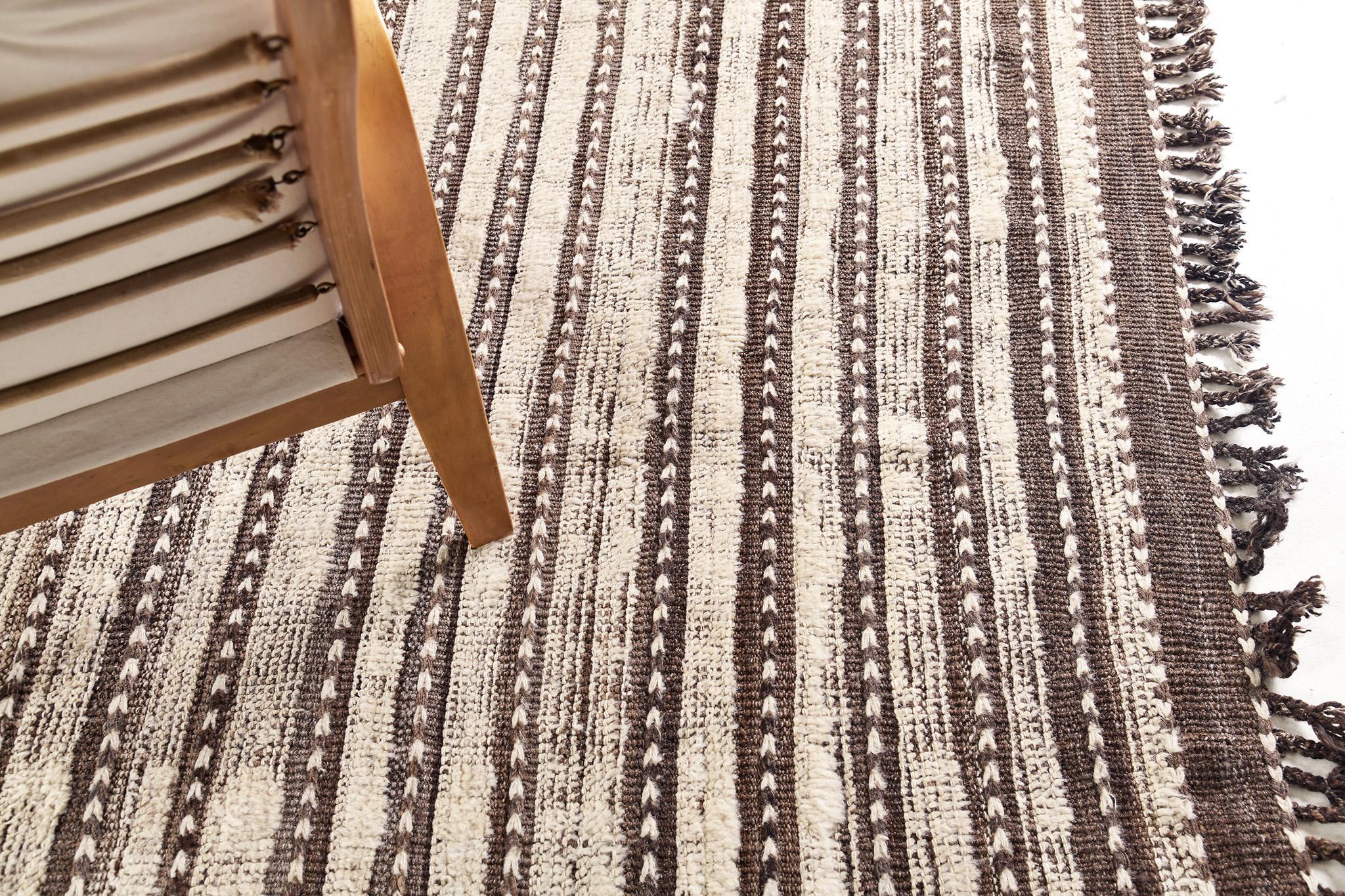 Abrolhos est un tapis de laine luxueux tissé à la main avec des détails en relief intemporels. En plus de son parfait tissage plat rouge rustique, Albrohos possède un magnifique shag qui apporte une texture lustrée et une touche contemporaine à