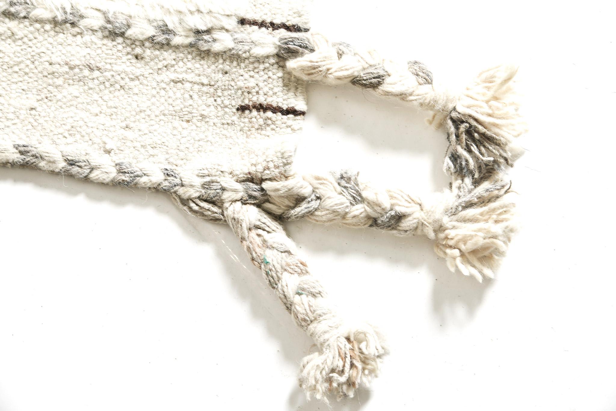 Abrolhos est un tapis de laine luxueux tissé à la main avec des détails en relief intemporels. En plus de son tissage plat ivoire parfait, Albrohos possède un magnifique shag qui apporte une texture lustrée et une sensation contemporaine à l'espace.