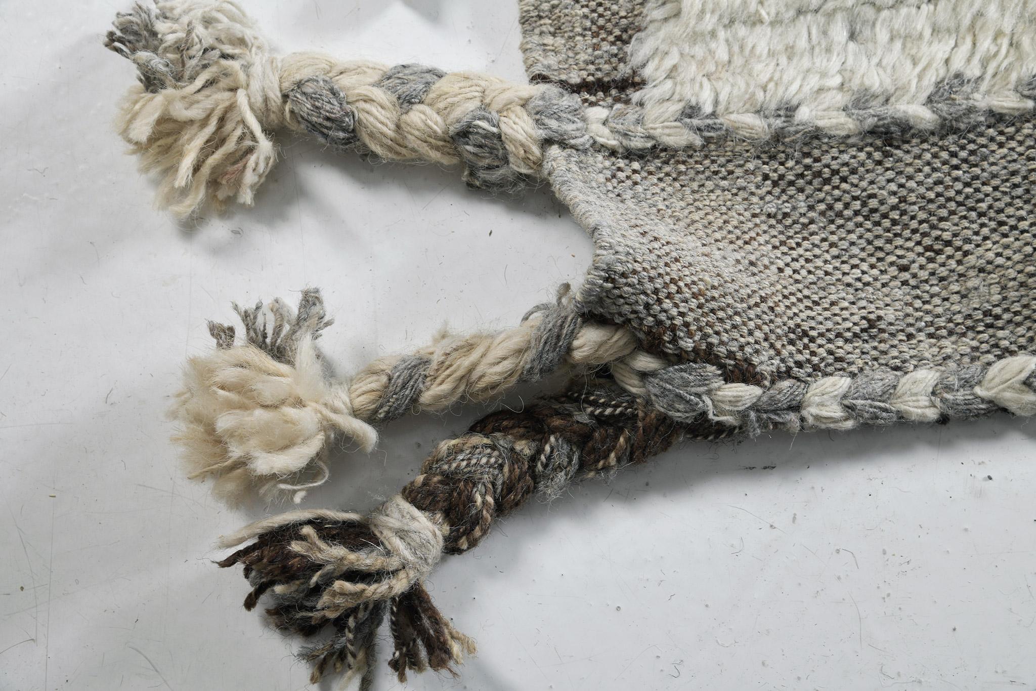 Abrolhos est un tapis de laine luxueux tissé à la main avec des détails en relief intemporels. En plus de son tissage plat ivoire parfait, Albrohos possède un magnifique shag qui apporte une texture lustrée et une sensation contemporaine à l'espace.