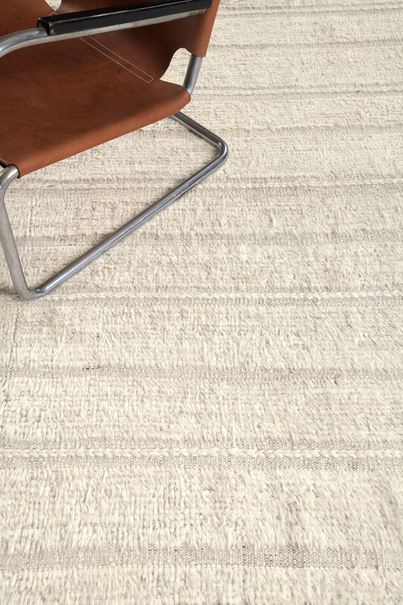 Abrolhos est un tapis de laine luxueux tissé à la main avec des détails en relief intemporels. En plus de son tissage plat brun parfait, Albrohos possède un magnifique shag qui apporte une texture lustrée et une touche contemporaine à votre espace.