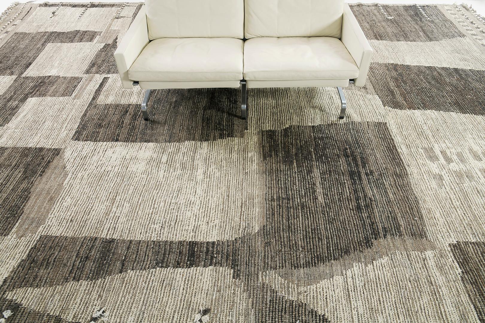 Il tappeto Akal è un pezzo di lana intrecciata a mano che si ispira agli elementi del design scandinavo per il mondo del design moderno. L'equilibrio e l'armonia del tappeto shag, tessuto a mano con sfumature neutre di taupe e beige. Questa