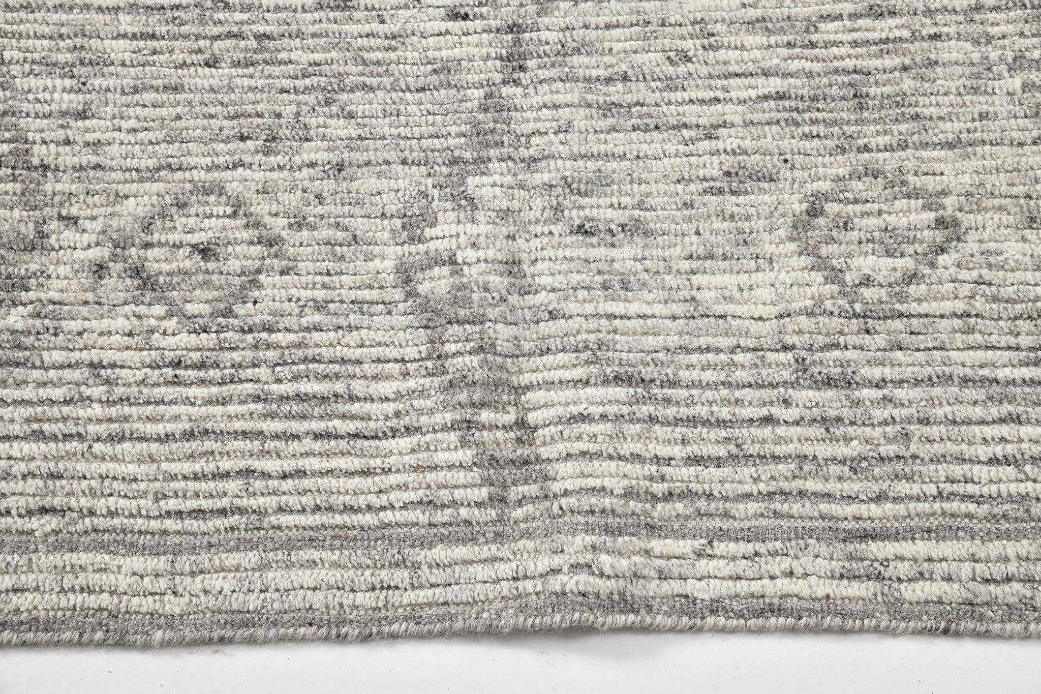 Albarino, de la collection Estancia, présente un motif esthétique sur toute sa surface en gris fossile et gris naturel. Les motifs en losange de ce tapis envoûtant représentent l'œil des anciens motifs berbères qui éloigne le mauvais œil. Classique
