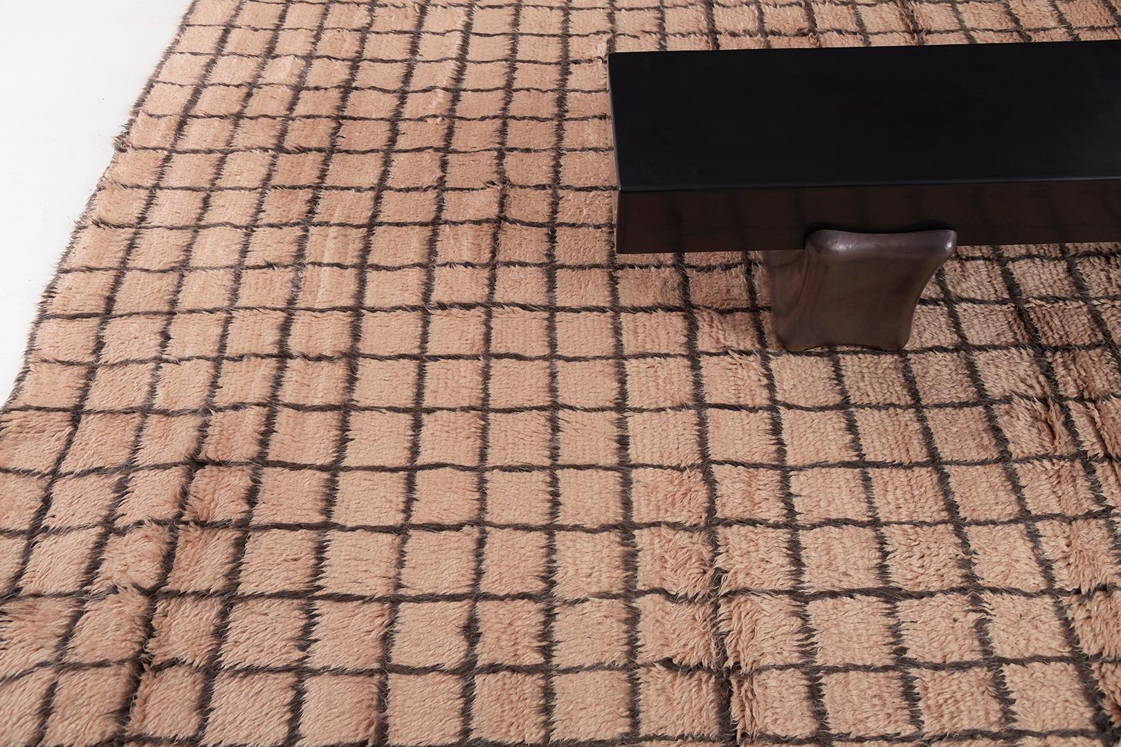 Alwarda è un design contemporaneo che rivela la moda e la versatilità di questo capolavoro. Lo splendido shag di lana marrone completerà qualsiasi combinazione di colori per la creatività di ogni designer. Questo tappeto gioca con le texture, le