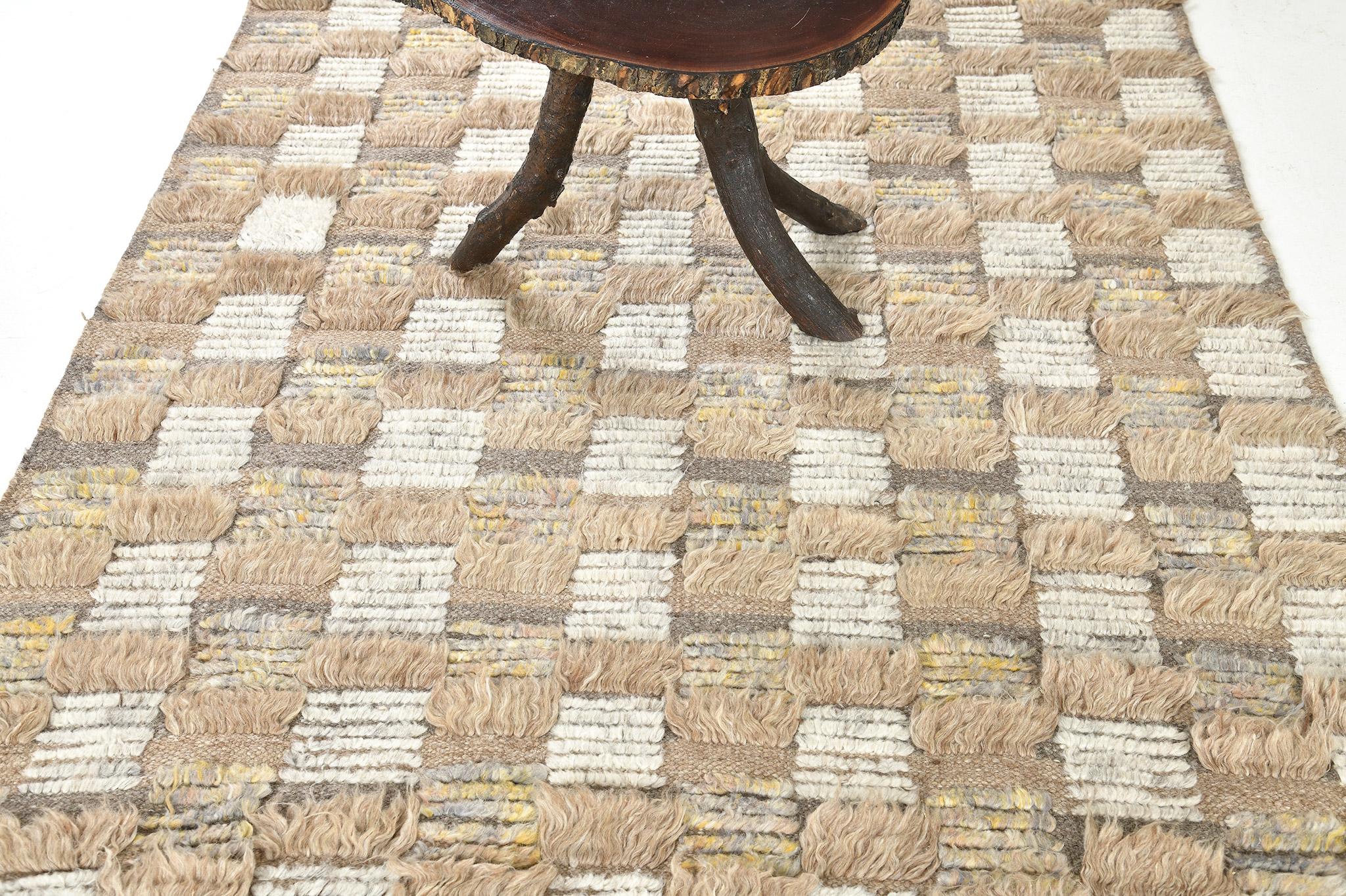 Le tapis Hanin est un motif complexe de grille multicolore avec de longues lignes de poils, des formes de poils coupés et des accents de tissage plat ouvert. Riche en textures et en effets dimensionnels, Hanin est rendu dans un mélange chaleureux de