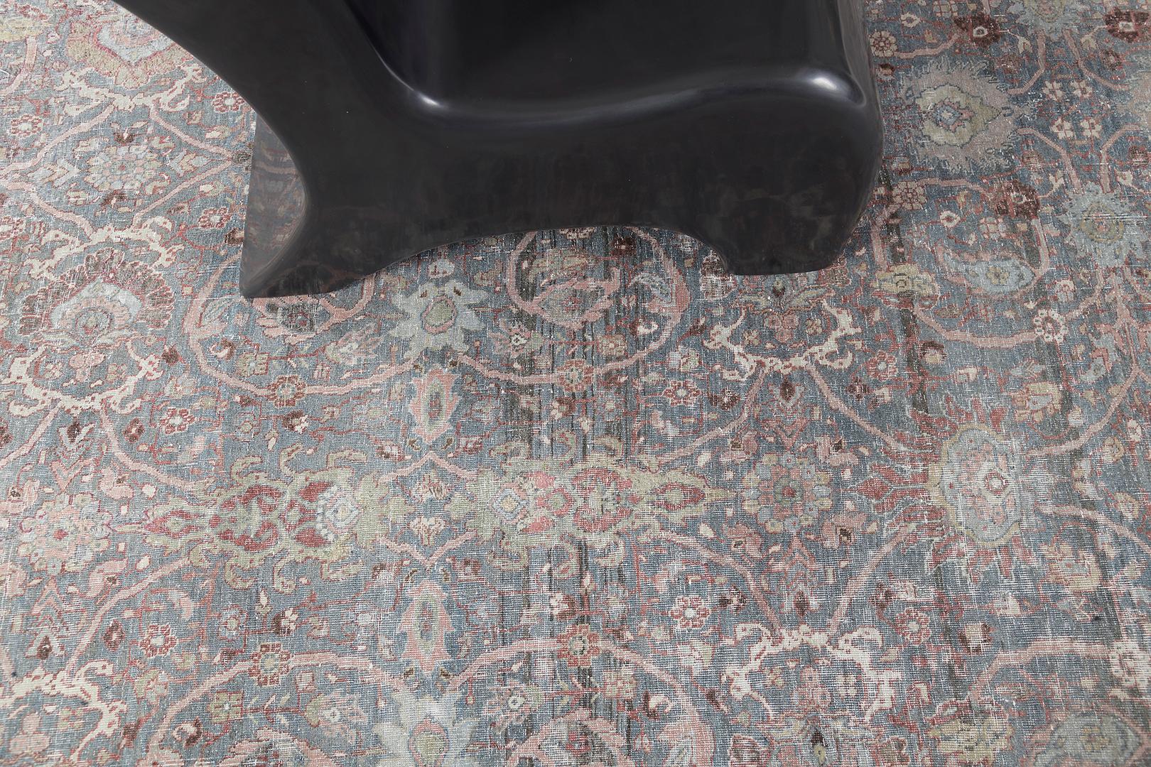 Dieser klassische persische Bidjar-Teppich zeichnet sich durch die schönsten Blautöne in seiner Farbpalette aus. Zu seiner atemberaubenden Ästhetik tragen die knalligen Gelb- und Rottöne bei, die diesen Teppich zu einem echten Hingucker machen. Der
