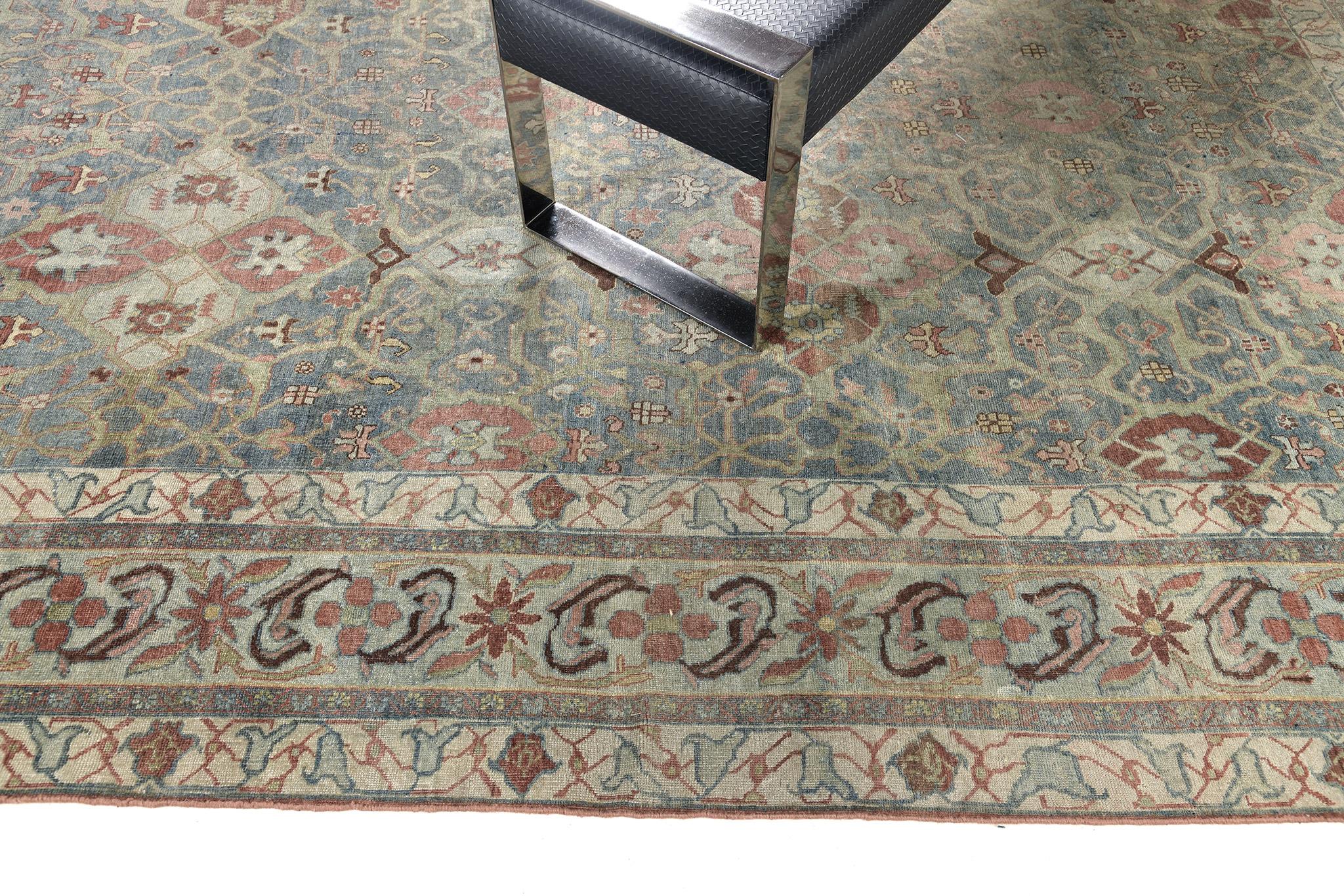 Ein anmutiger antiker persischer Bidjar-Teppich mit einer Reihe von Herati-Mustern, die aus verschiedenen botanischen Elementen in den prächtigen Tönen von Ceruleanblau, Rost, Elfenbein und Salbeigrün bestehen. Dieser bezaubernde Teppich wirkt mit