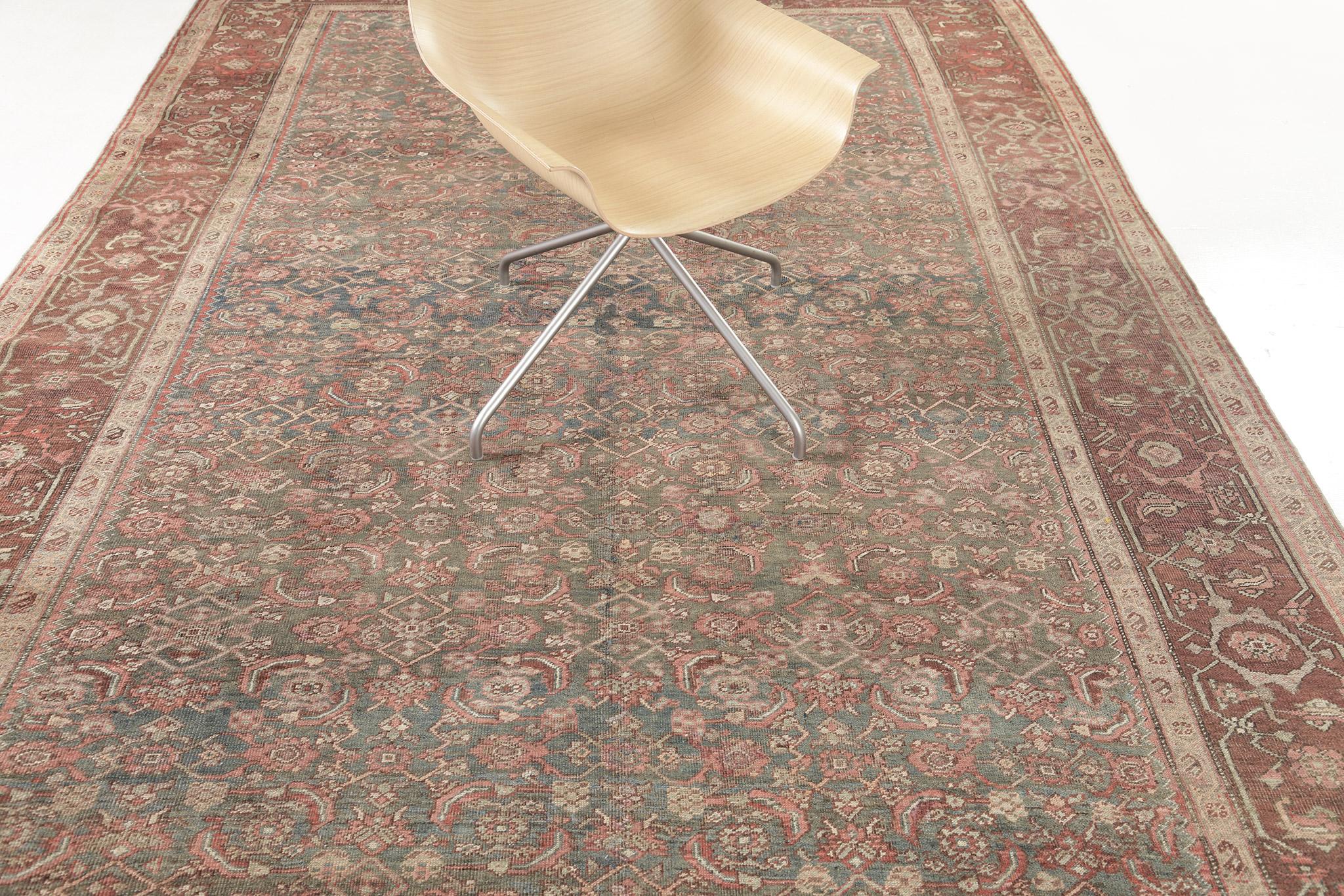 Dieser malerische persische Bidjar-Teppich verleiht Ihrem Interieur eine besondere Note. Eine zeitlose Kreation, die ein florales Design und einen prächtigen Weinanbau mit atemberaubenden Bordüren beinhaltet. Das neutrale Feld ist mit einer Reihe