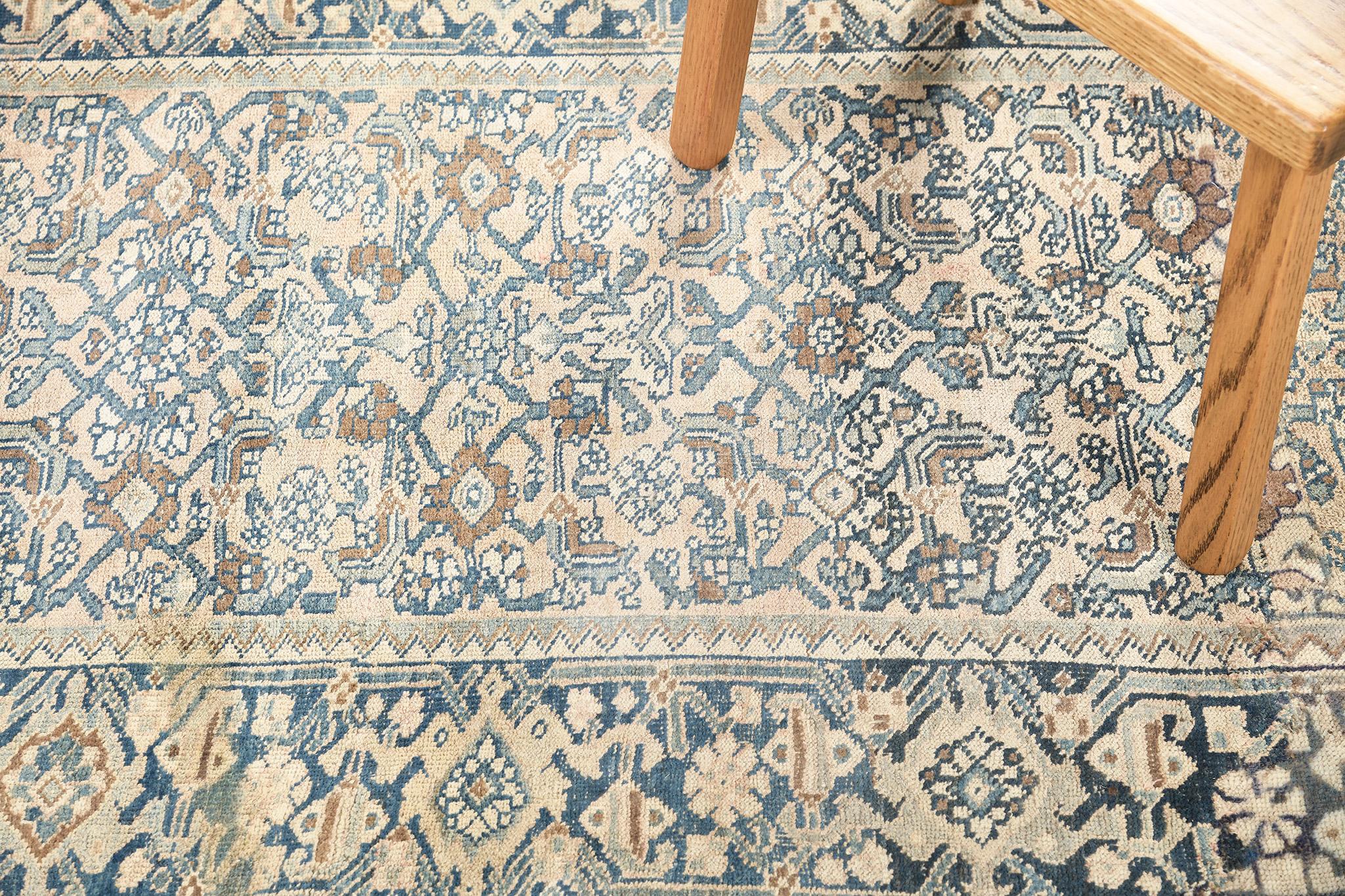 Dieser vielversprechende persische Bidjar-Teppich verleiht Ihrem Interieur eine besondere Note. Eine zeitlose Kreation, die ein florales Design mit atemberaubenden Bordüren enthält. Serien von Palmetten und Medaillons sind auch in seinem Bereich.
