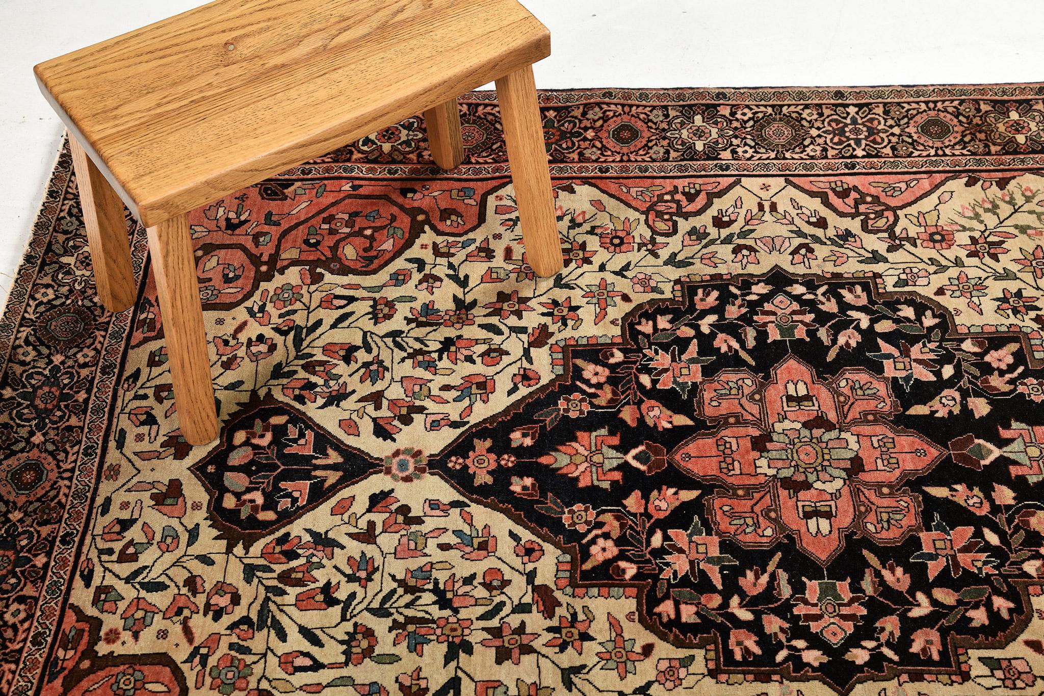 Mehraban Antikes persisches Farahan-Geschirr 29721 im Zustand „Gut“ im Angebot in WEST HOLLYWOOD, CA