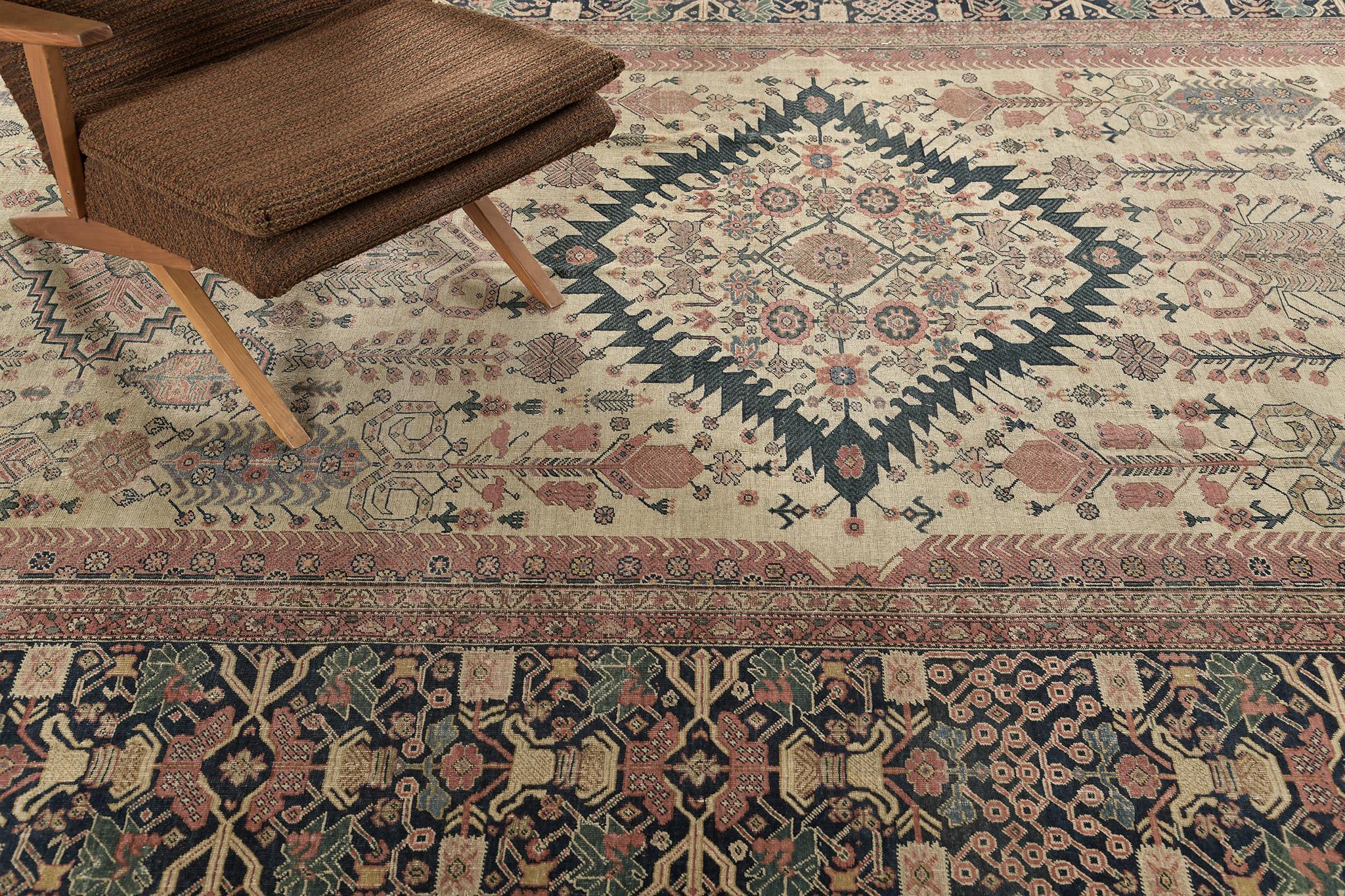 Ce remarquable tapis Farahan suscite l'étonnement de tous les invités, ce qui contribue harmonieusement à la floraison des motifs. Des tons de terre brillants sur fond de camel rehaussent la beauté du tapis et s'accordent avec tous les espaces que