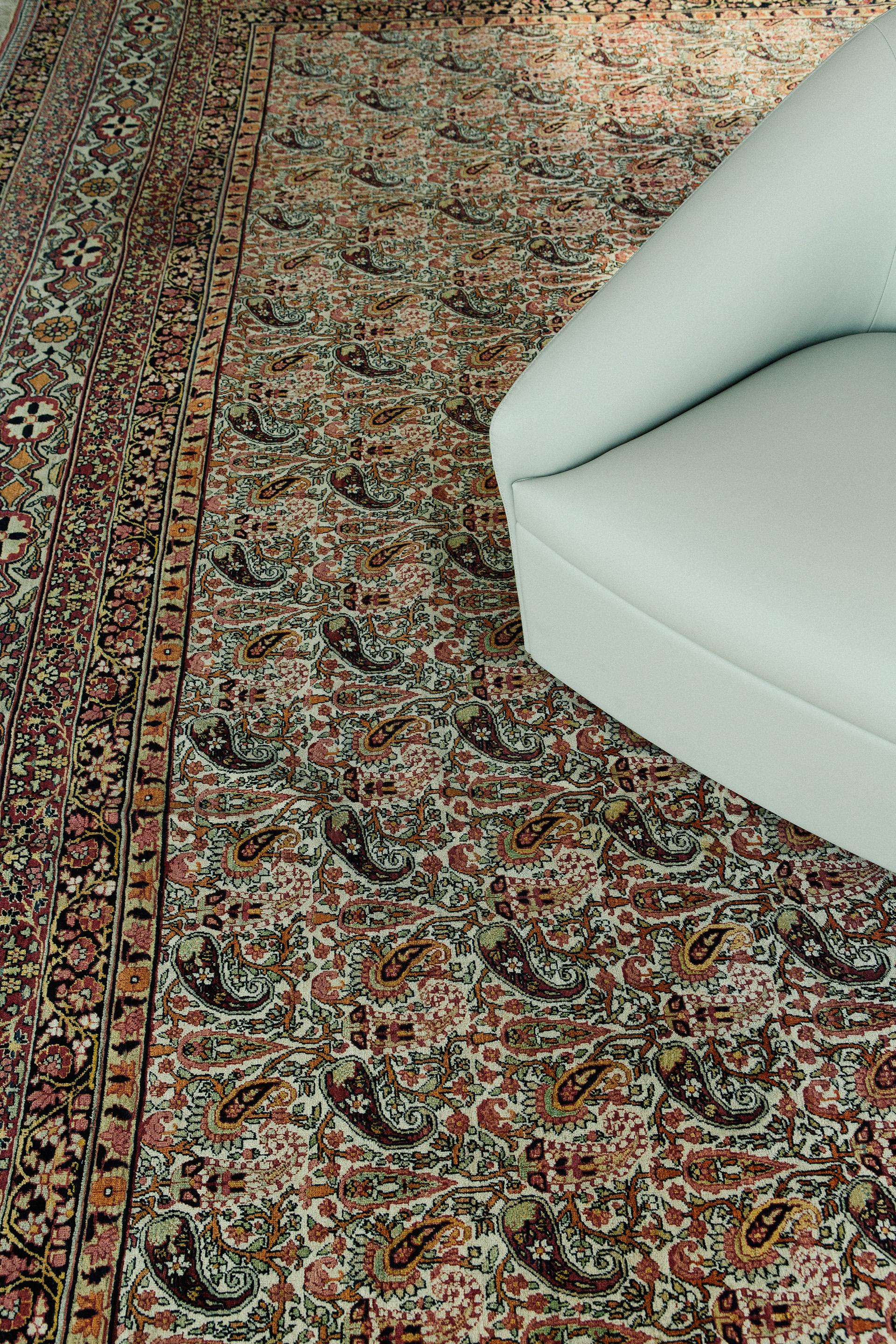 Antiker persischer Kermanshah-Teppich im Zustand „Gut“ im Angebot in WEST HOLLYWOOD, CA