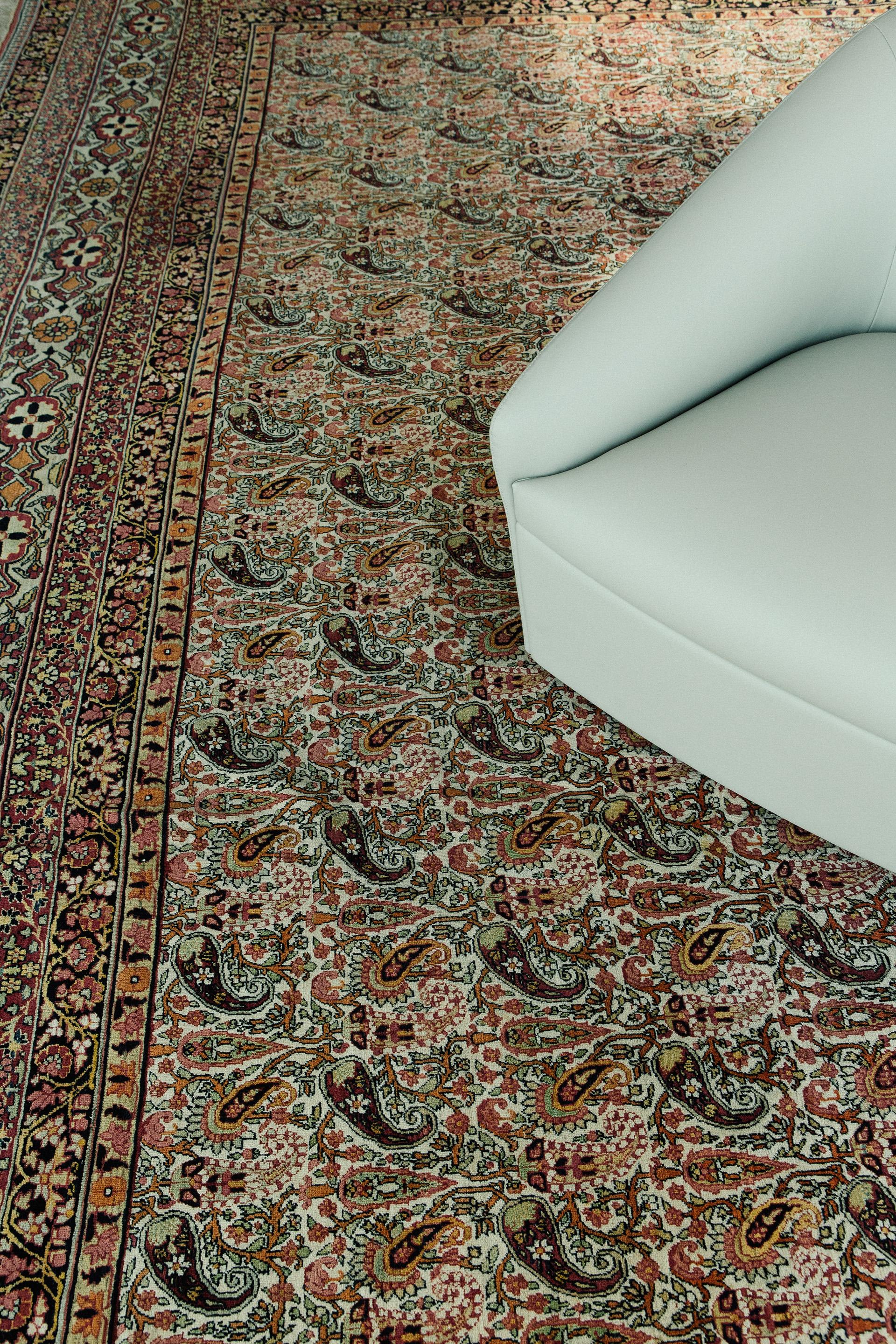 Antiker persischer Kermanshah-Teppich im Zustand „Gut“ im Angebot in WEST HOLLYWOOD, CA