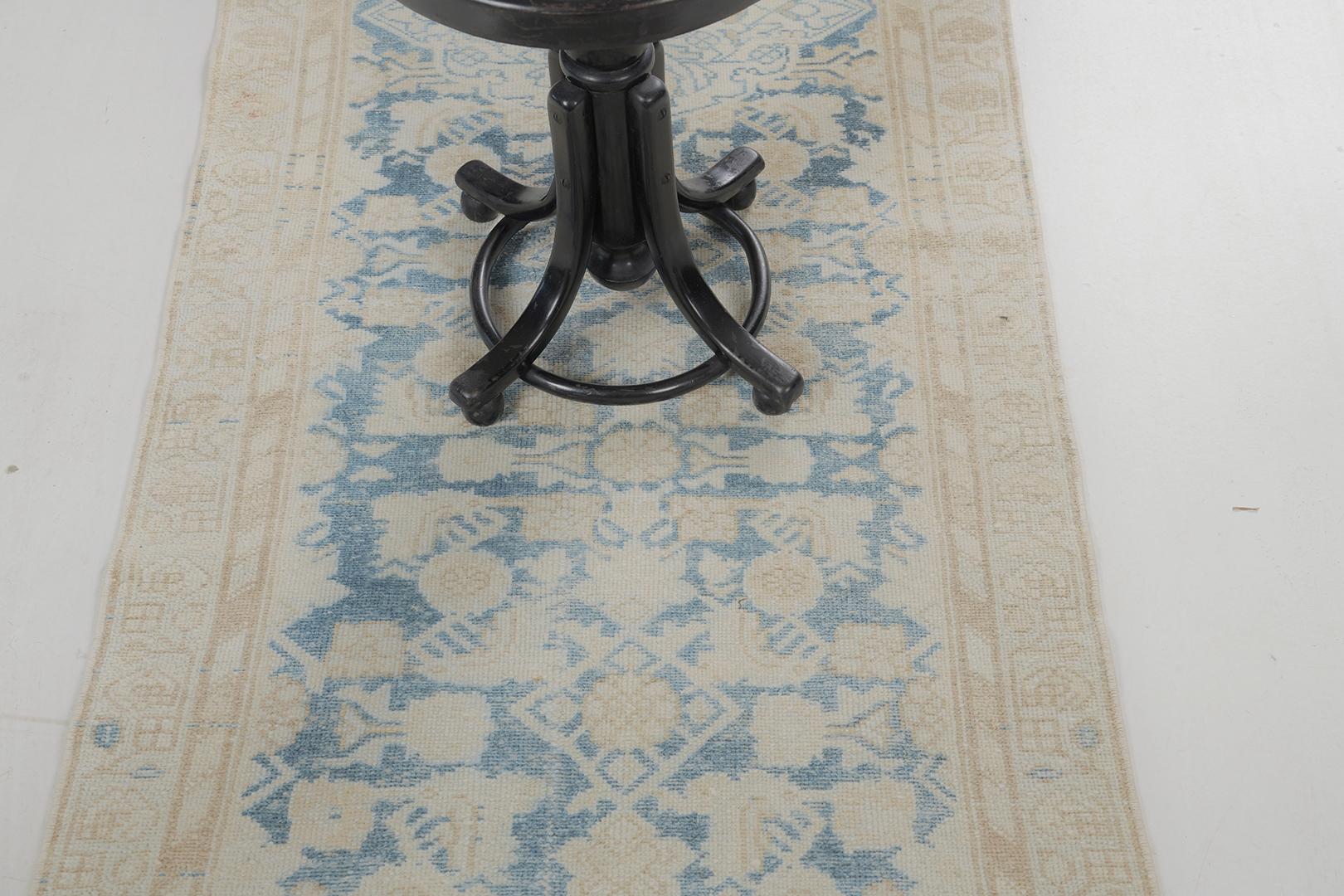Dieser elegante persische Malayer-Teppich ist aus feinster Wolle handgefertigt und zeichnet sich durch neutrale geometrische Motive und Elemente in einem himmelblauen Feld aus. Mit seinem beeindruckenden Muster ist es einfach, sich in ihn zu