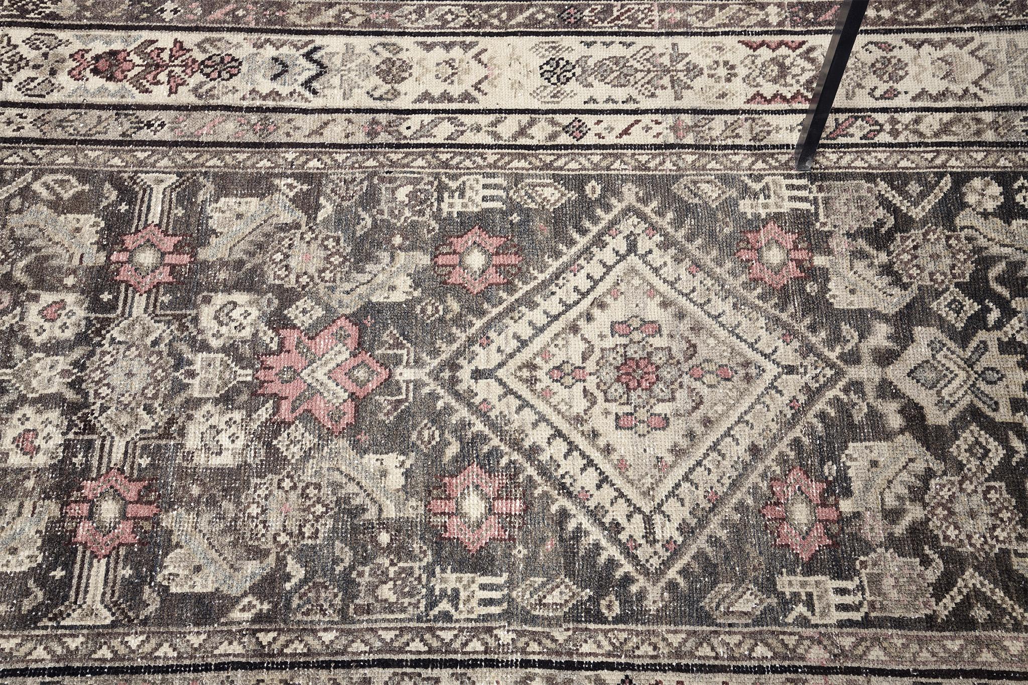 Mehraban Malayer persan ancien Bon état - En vente à WEST HOLLYWOOD, CA