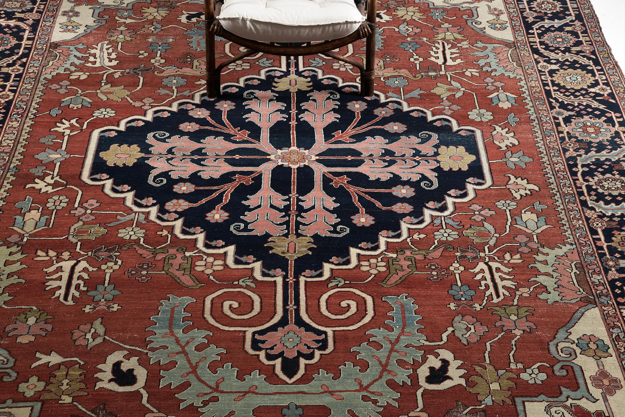 Mehraban Antique Persian Serapi 30669 In Good Condition For Sale In WEST HOLLYWOOD, CA