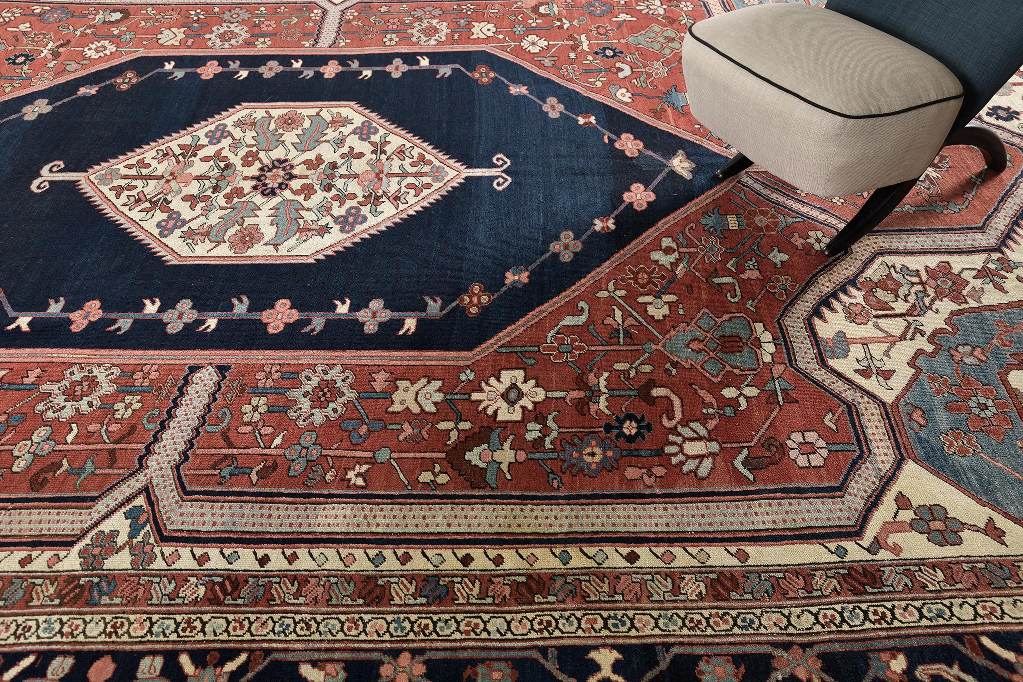 Mehraban Antique Persian Serapi In Good Condition For Sale In WEST HOLLYWOOD, CA