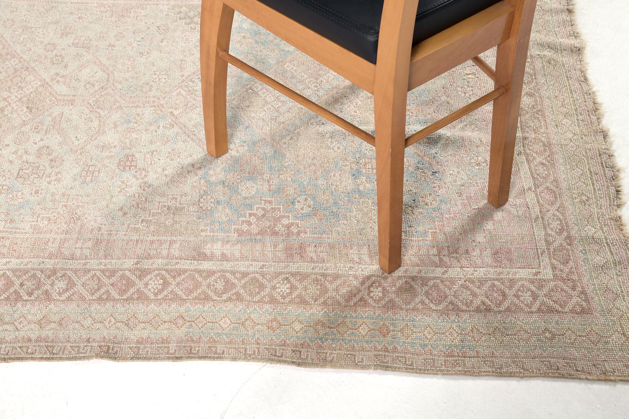 This Antique Persian Shiraz Rug features a phenomenal all over botanical design scheme. Warm tones of pleasant colours of warm tan, ivory, cerulean blue and salmon predominate all over this compelling work of art. Perfect for a wide range of