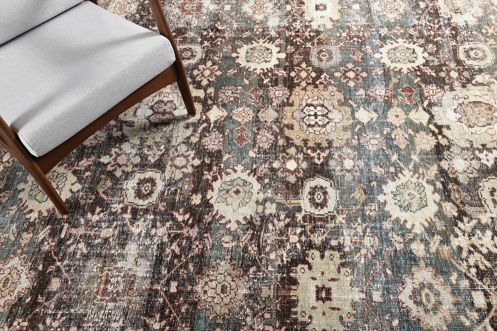 Ein außergewöhnlicher Teppich im Sultanabad-Design, der Ihren Raum durch die anmutigen Ausbrüche seiner erdfarbenen Töne aufwerten wird. Die traditionelle Anmutung dieses zarten Teppichs wird durch neutralfarbene Verzierungen und armeegrüne Motive