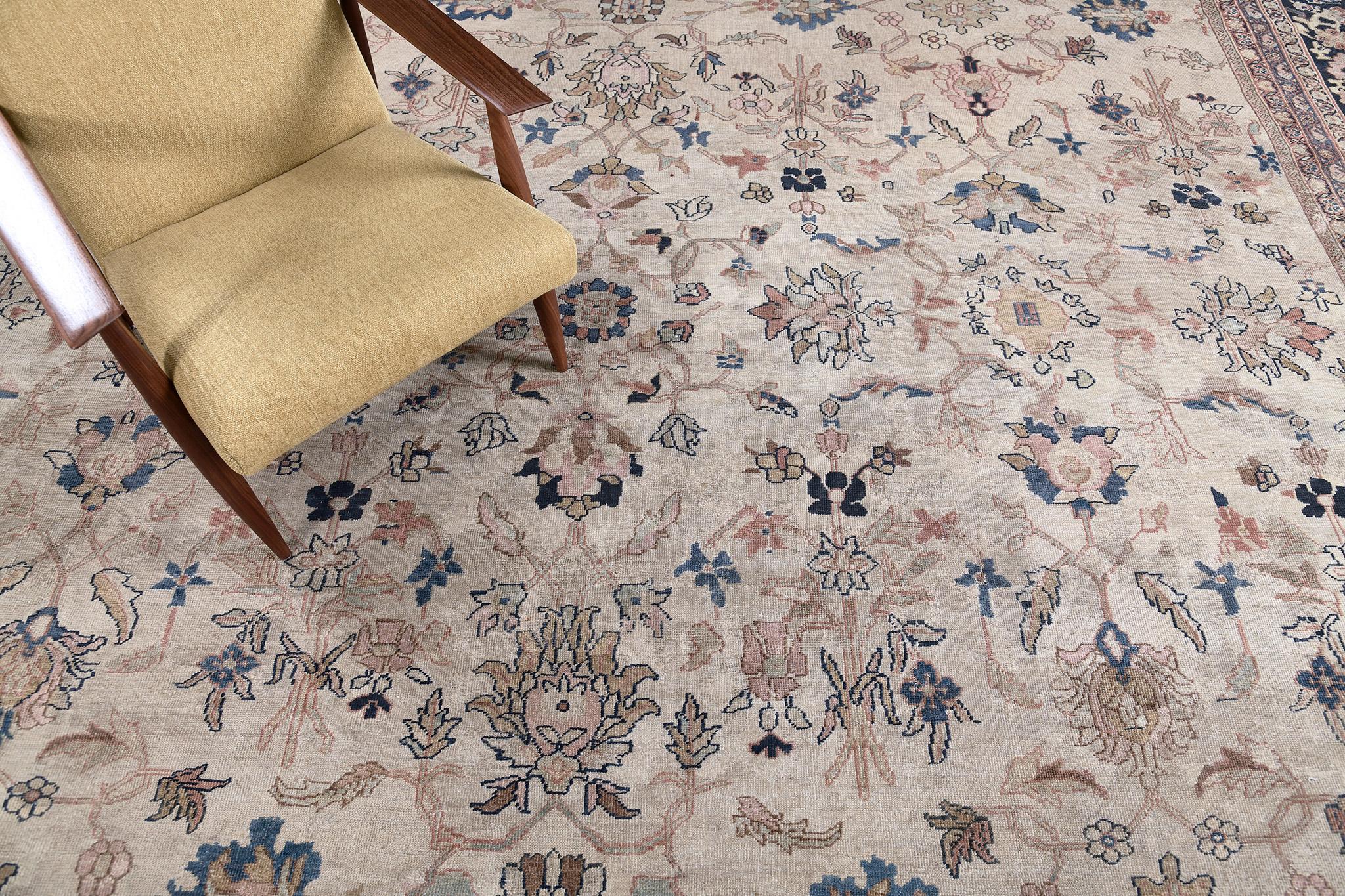Mehraban Antiker Persischer Sultanabad-Teppich im Zustand „Gut“ im Angebot in WEST HOLLYWOOD, CA