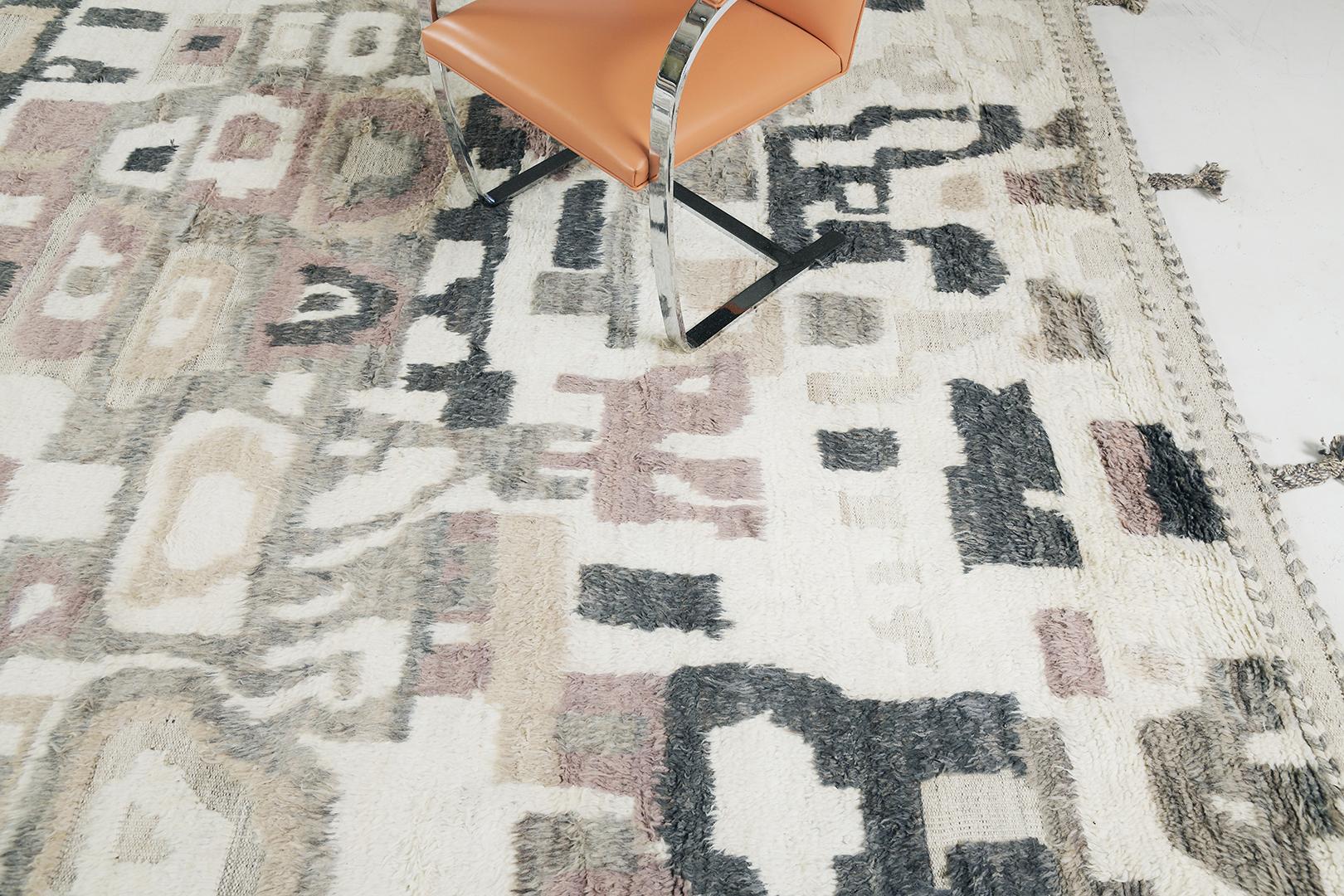 Caractérisé par des éléments ambigus et ludiques, Awsim' affiche de belles teintes terreuses qui font ressortir son attrait esthétique fascinant. La profondeur et la signification présentées sur ce merveilleux tapis en font un ajout parfait aux