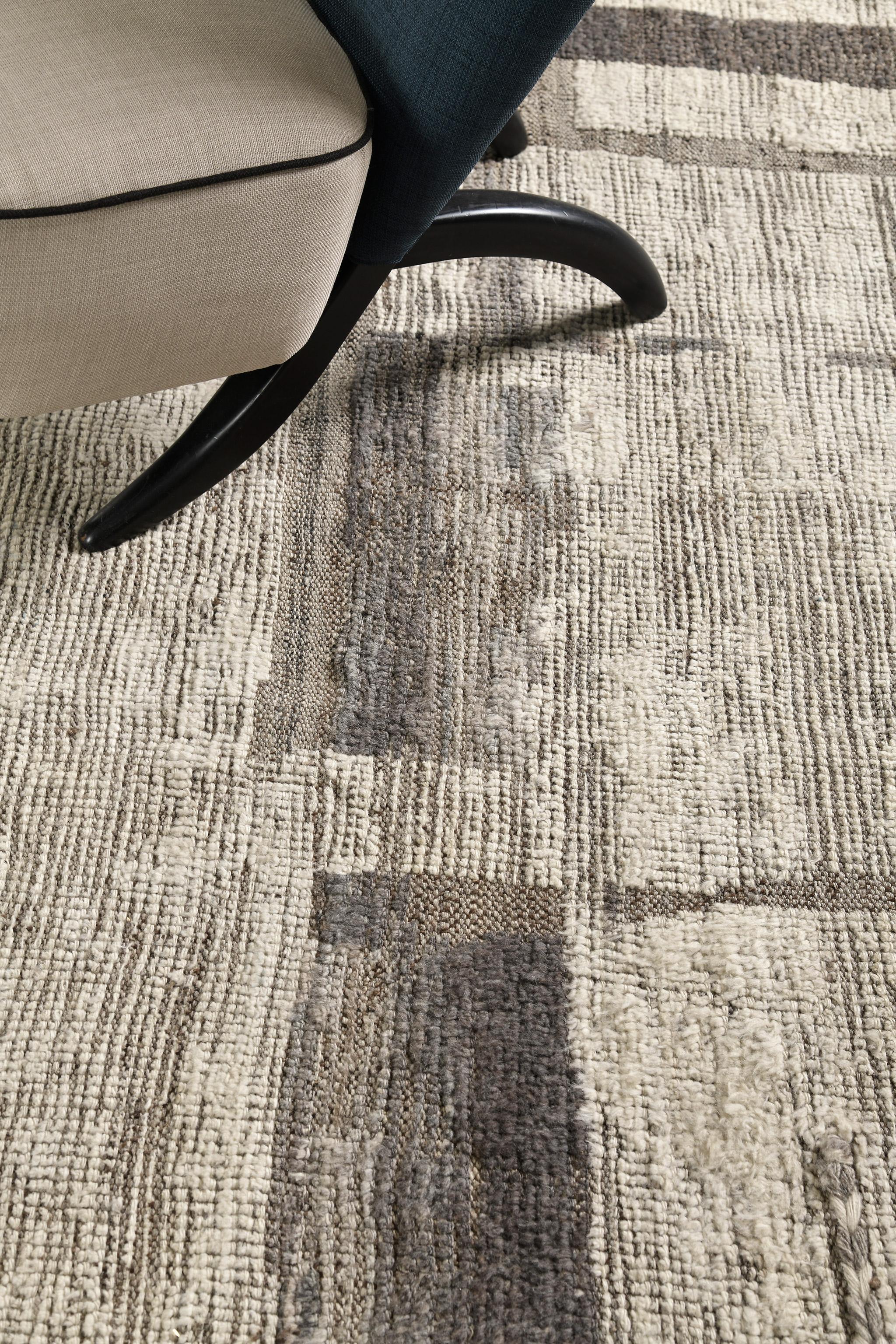 Aziza è un tappeto in lana calda e lucente con un gioco di colori unico e forme irregolari. Questo intreccio di vello presenta texture in rilievo dai toni naturali e dettagli unici di nappe che rendono questo pezzo molto ricercato. La collezione