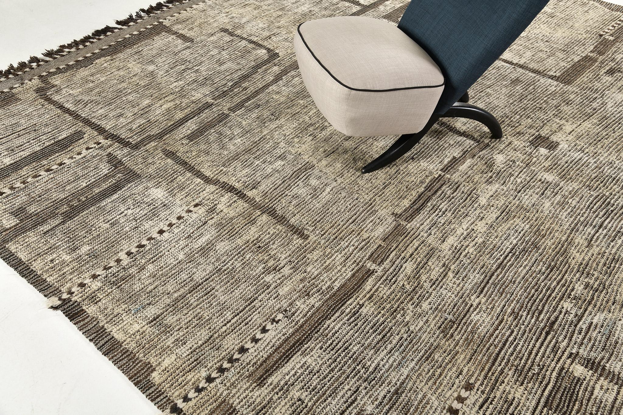 Aziza è un tappeto in lana calda e lucente con un gioco di colori unico e forme irregolari. Questo intreccio di vello presenta texture in rilievo dai toni naturali e dettagli unici di nappe che rendono questo pezzo molto ricercato. La collezione