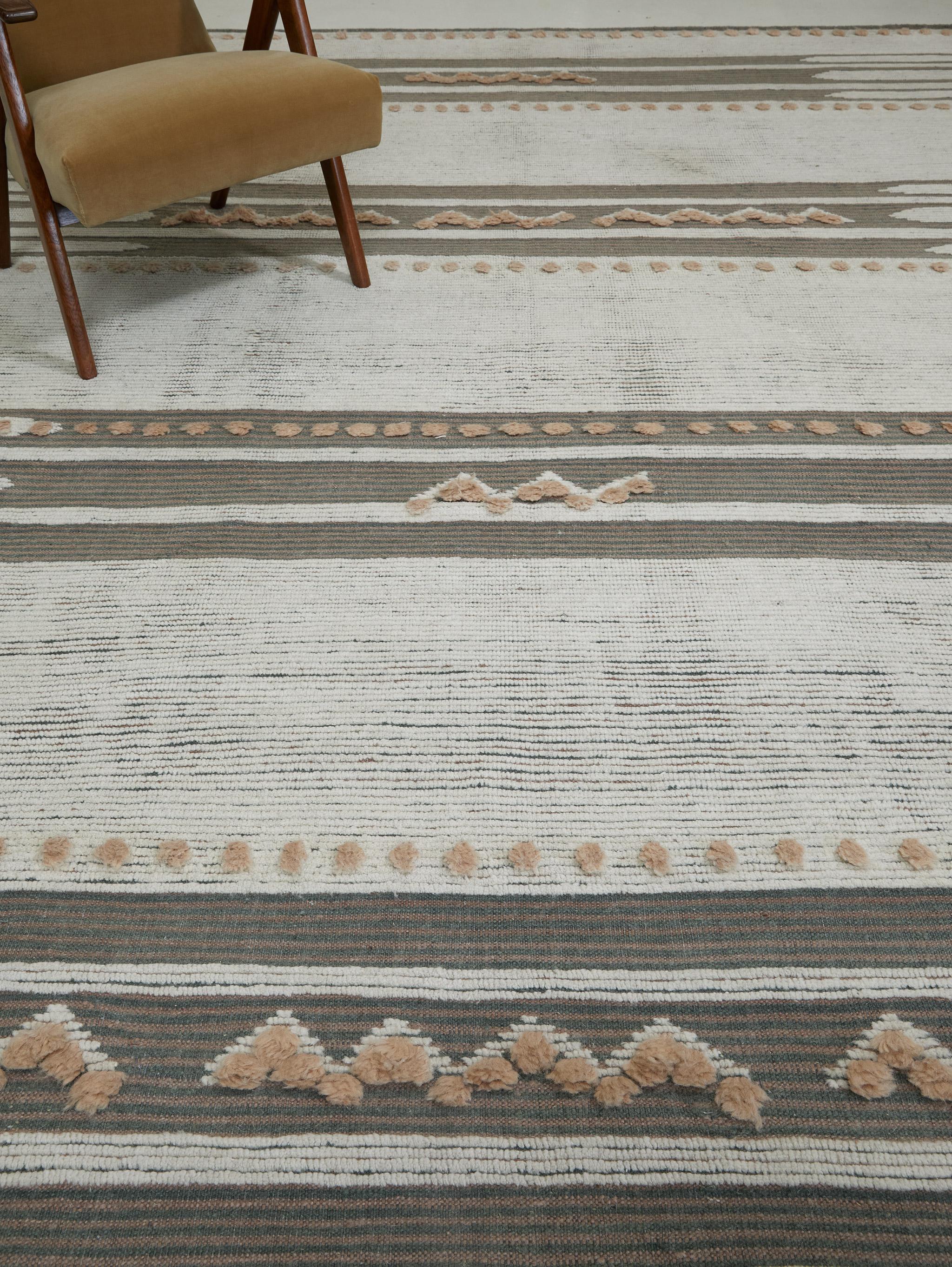 BARBERA besteht aus horizontalen Bändern mit offenem Flachgewebe und setzt mit taktilen Akzenten und ein paar Zickzacklinien Akzente. Hier in dezentem Teal mit Taupe, Elfenbein und etwas zartem Rosa. Die Estancia Collection von Mehraban ist eine