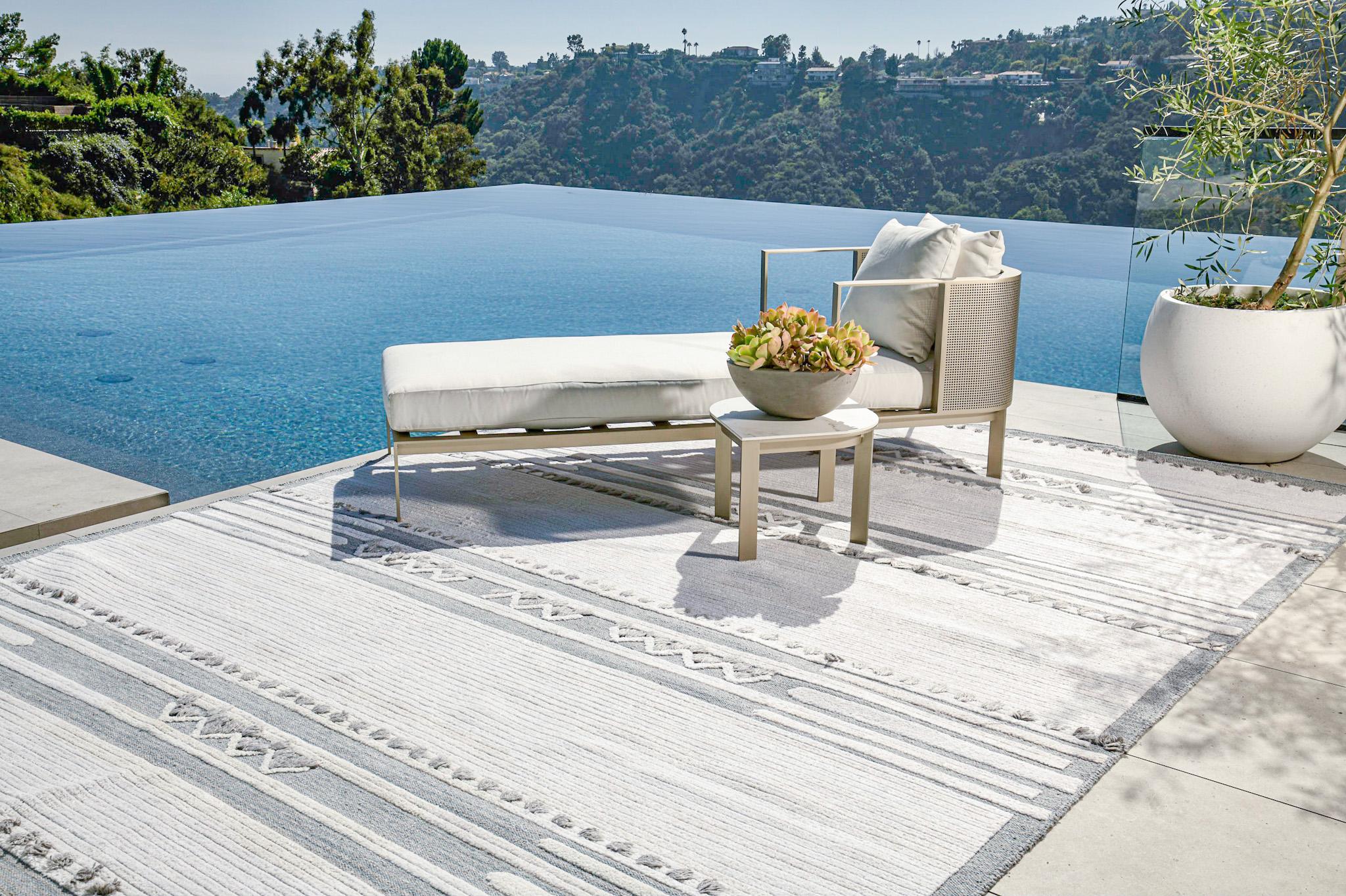 Profitez de l'air frais avec Nasim, des tapis qui fonctionnent aussi bien à l'intérieur qu'à l'extérieur.

Numéro de tapis
31429
Taille
9' 0