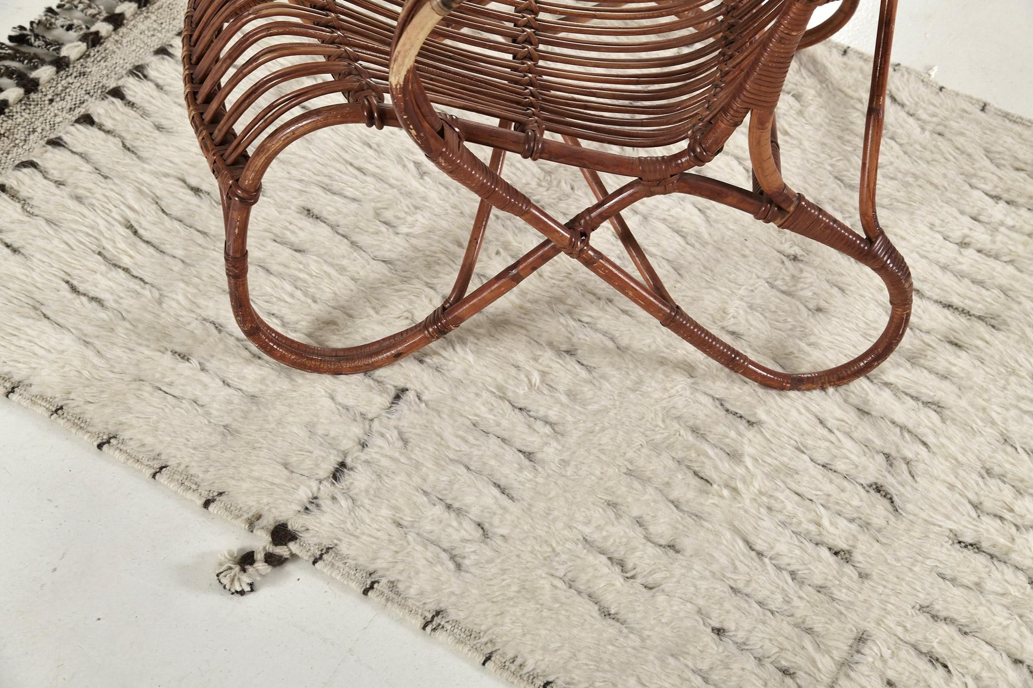 Barguzin es una impresionante alfombra de lana tejida a mano con detalles intemporales de parches en relieve. Además de su perfecto tejido de pelo marfil, Barguzin tiene un elegante shag que aporta una textura lustrosa y un aire contemporáneo a tu