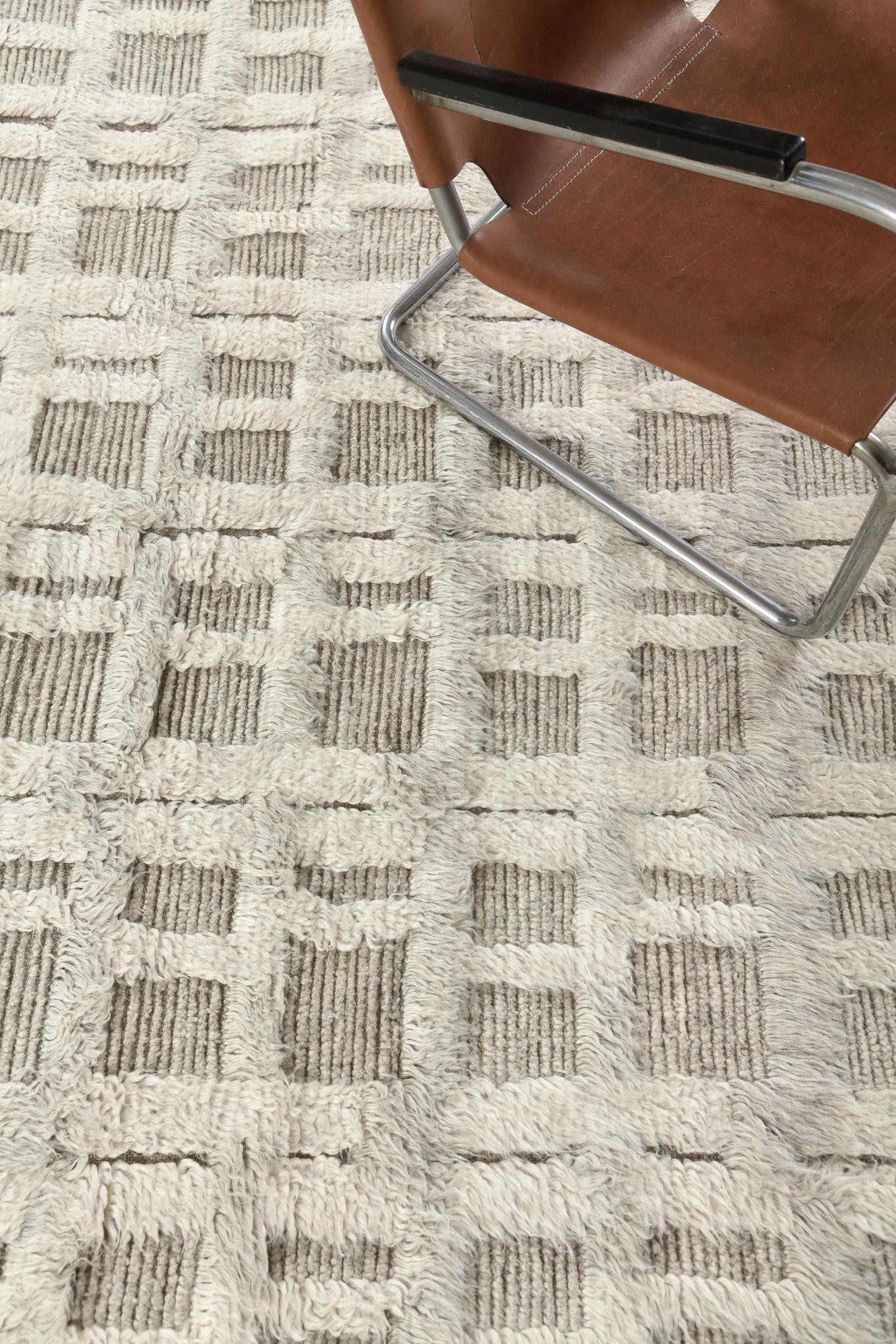 Bittern présente un design contemporain qui peut établir une vision flexible vers les intérieurs finaux. Sa laine gaufrée naturelle brune et ivoire nourrit un foyer chaleureux et douillet qui s'harmonise avec tous les agencements de couleurs. La